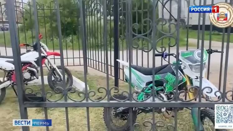 В Пермском округе сотрудники ГАИ ловили подростков-нарушителей На территории Пермского муниципального округа сотрудники Госавтоинспекции провели рейд, направленный на профилактику управления мототранспортом несовершеннолетними лицами. В результате в отношении десяти родителей составлен административный протокол, восемь байков отправлены на штрафстоянку. Наиболее частыми нарушениями признаны - управление мототранспортом без прав, передача управления лицу, вообще не имеющему на это права и не достигшему возраста 14 лет, а также управление в состоянии алкогольного опьянения.