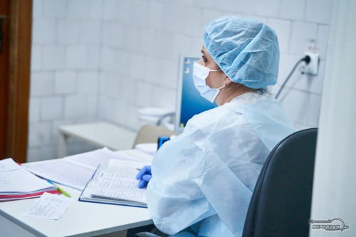 В Сысерти отравились воспитанники кадетской школы Двое учащихся заболели один из них госпитализирован Остальные десятиклассники перешли на дистанционное обучение и сдают анализы Роспотребнадзор начал эпидрасследование для установления причин и источника отравления Подписаться на Уральский меридиан