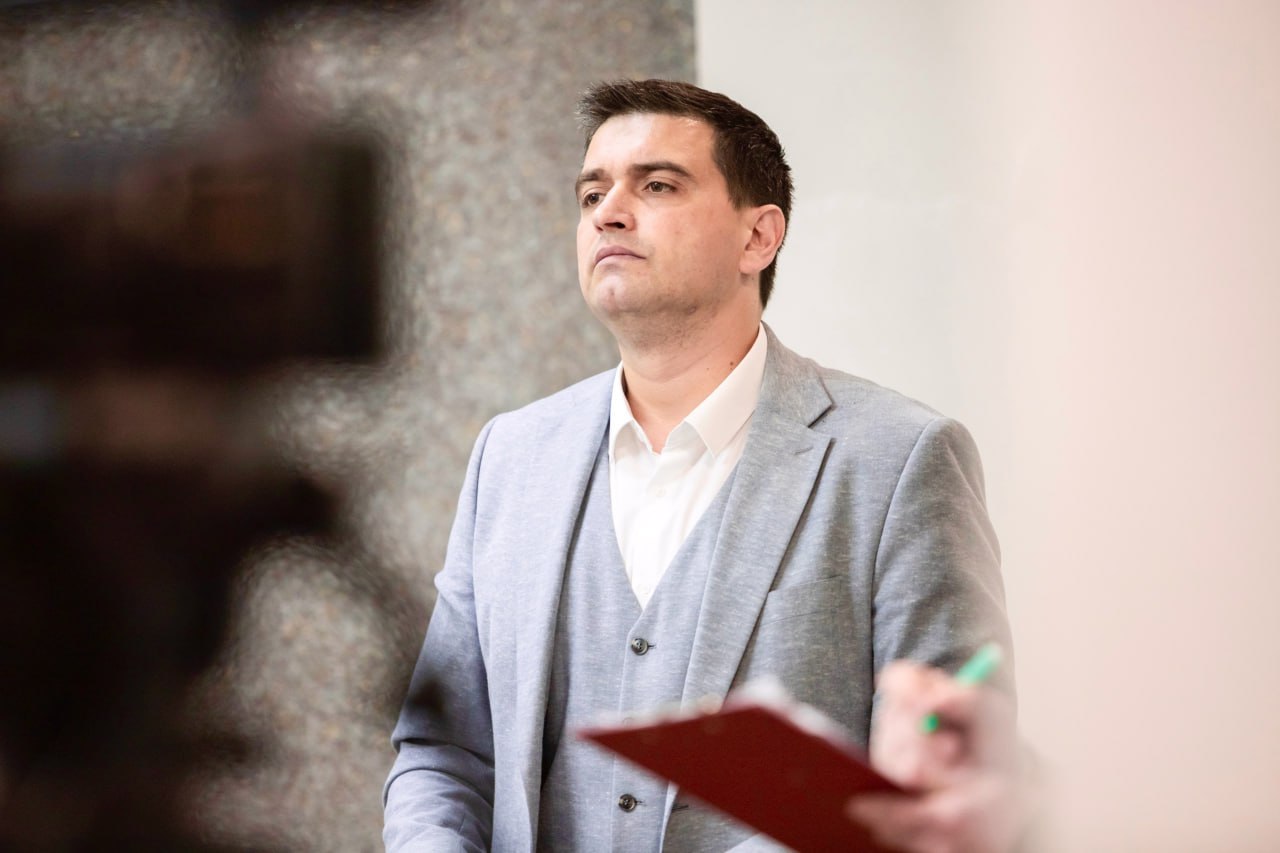 Президента федерации футбола выбрали в Новосибирске Заместитель генерального директора ОАО «Стадион „Спартак“» Артём Роговский выиграл выборы президента Новосибирской областной федерации футбола НОФФ . За него проголосовали 36 из 52 делегатов. Всего за пост боролись пять человек, в том числе бывший главный тренер ФК «Сибирь» Дмитрий Радюкин и экс-футболист Муртаз Начкебия. По словам представителей Российского футбольного союза, Новосибирская область стала единственным регионом со столь высокой активностью кандидатов. Артём Роговский — известный спортивный журналист и комментатор, работал в администрации Новосибирска, был пресс-секретарём мэра Анатолия Локтя и заместителем главы Первомайского района города. В ноябре 2023 года стал исполнительным директором областной федерации футбола. Подписаться Прислать новость Помочь бустами