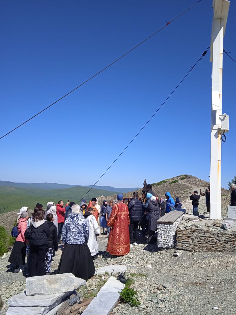 В Карабаше состоялся городской крестный ход Крестное шествие верующих карабашцев началось от храма в честь святителя Иоанна Златоуста и завершилось на Лысой горе, возле Поклонного креста. Впереди богомольцев двигался автомобиль со звонницей. Шествие возглавляли настоятель храма иерей Александр Сабитов, прихожане с крестом и хоругвями. Многие несли иконы. Славили Христово Воскресение, пели Иисусову молитву, тропарь Пасхи. От храма до горы прошли около полусотни верующих. Большинство из них взошли к Поклонному кресту, одному из самых больших в России. На склоне горы благодаря инициативе старожилов и помощи завода «Карабашмедь» появилась символичная надпись: «Слава Богу за все». У подножия креста был совершен благодарственный молебен ко Господу.