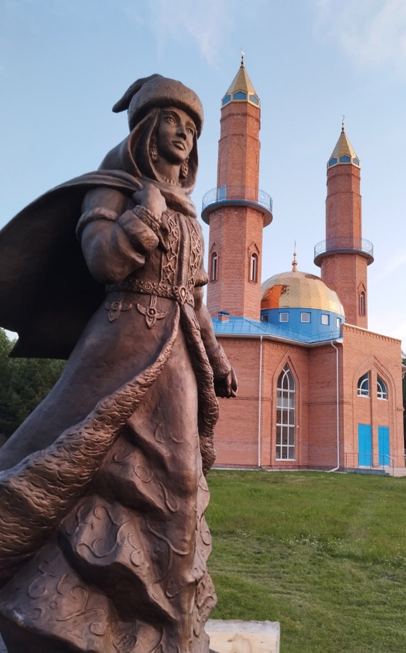 На грани национального конфликта оказался Тобольский район Причина - установка памятника Сузге Ханым, одной из жен Хана Кучума. Согласно легендам и приданиям, она была ярой противницей освоения Сибири русскими. После падения ханства, информация о ее дальнейшей судьбе теряется. Сузге является знаковой фигурой для сибирских татар, которые относятся к ней с большим уважением. Фото: паблик историко-мемориального комплекса "Искер" в соцсети "ВКонтакте" Дарим билеты на концерт Егора Крида