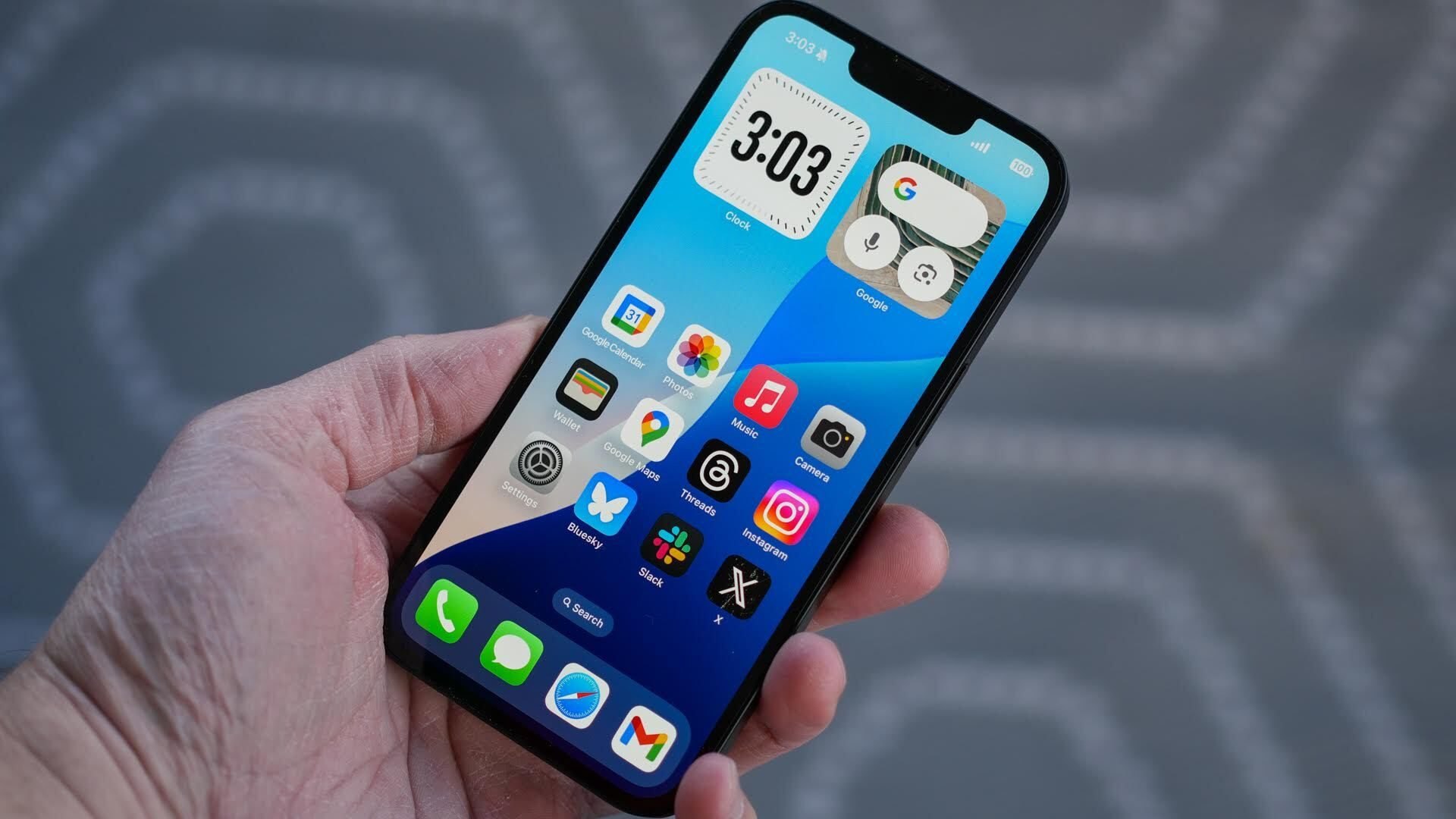 Говорят iPhone 16e продается откровенно так себе По данным инсайдеров спрос на бюджетный смартфон Apple оказался примерно как у iPhone Air Якобы пользователи всё равно предпочитают либо доплатить за обычный iPhone 16 либо взять проверенные модели прошлых лет