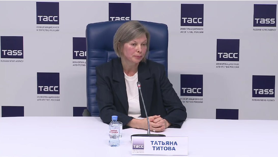 Детский совет появится на Урале До конца 2025 года в Свердловской области организуют детский общественный совет об этом заявила новый уполномоченный по правам ребёнка Татьяна Титова По её словам структура будет создана для того чтобы дети могли напрямую высказывать своё мнение обсуждать актуальные вопросы и доводить их до взрослых Омбудсмен напомнила что подобная структура действует на федеральном уровне Теперь свой совет появится и на Урале Если дети получают право голоса важно чтобы голос учителя тоже был услышан ведь совсем недавно та же Титова заявила что педагогам нельзя даже касаться учеников какой бы сложной ни была ситуация И это на фоне возмутительного приговора учителю Перминову Учителя в ловушке между человеческими нормами и законом urallive