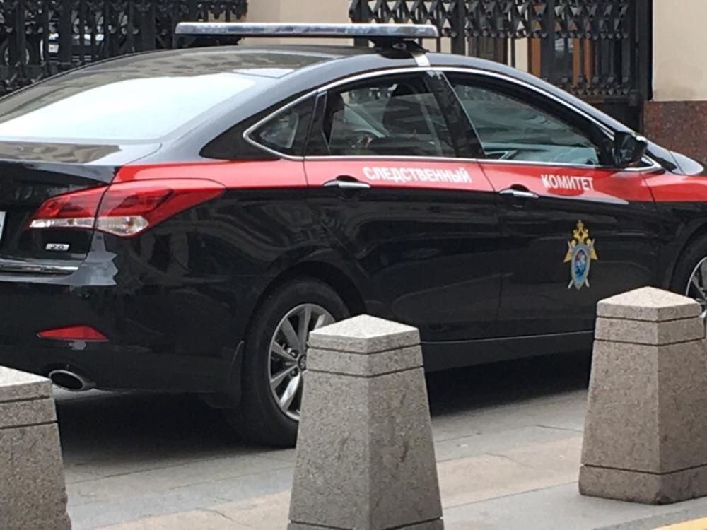 Сегодня День образования Следственного комитета Российской Федерации итоги работы за год 15 января 2011 года на основании Указа президента РФ от 27 сентября 2010 года 1182 был создан Следственный комитет Российской Федерации Основные цели и задачи следственных органов Следственного комитета Российской Федерации оперативное и качественное расследование уголовных дел о наиболее сложных тяжких и особо тяжких преступлениях обеспечение законности при производстве предварительного следствия защита прав и свобод человека и гражданина В 2025 году в производстве СУ СК РФ по Архангельской области и НАО находилось более 2000 уголовных дел из них более 1000 окончено производством при этом больше половины расследованных уголовных дел о тяжких и особо тяжких преступлениях Оперативная обстановка в Архангельской области и НАО уже на протяжении длительного периода остается стабильной и контролируемой Сократилось количество убийств и покушений на убийство на 23 2 при этом их раскрываемость в области составила 95 5 в округе 100 К уголовной ответственности привлечено более тысячи лиц В результате проведенной следователями работы удалось возместить причиненный ущерб на сумму 518 млн рублей стоимость арестованных активов обвиняемых составила свыше 355 млн рублей Подробнее об итогах работы следкома за минувший год читайте по ссылке на сайте По теме также доступно развернутое интервью с руководителем СУ СК РФ по Архангельской области и НАО Алексеем Поповым