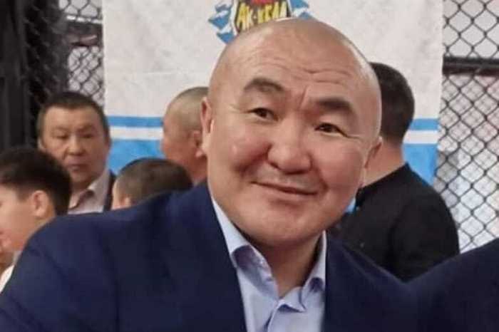 В Алтае на свадьбе зарезали главу местной федерации ММА.  7 августа в селе Тюнгур Республики Алтай на свадьбе произошла трагедия. Алексей Калбуков, президент алтайской федерации ММА, поссорился с 74-летним мужчиной.  В ходе конфликта пенсионер в состоянии алкогольного опьянения нанес Калбукову ножевое ранение в грудь.  Раненый скончался от потери крови. Убийцу задержали.  Источник: ЧЕРНЫЙ ВОРОН