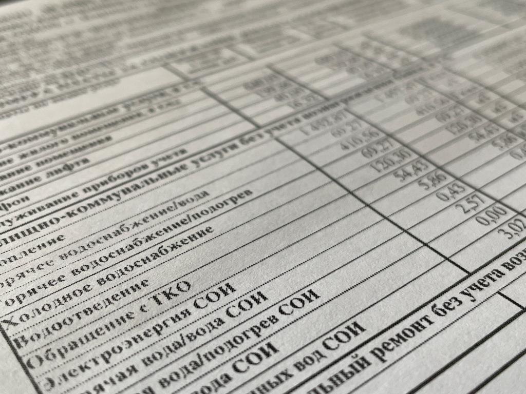 Срок оплаты ЖКУ перенесут в России Россияне смогут оплачивать коммунальные услуги позже сообщает РИА Новости С 1 марта вступит в силу закон сдвигающий крайний срок оплаты услуг ЖКХ на пять дней вперед Соответственно россияне смогут платить за ЖКХ в период до 15 го числа каждого месяца рассказал зампред комитета Госдумы по строительству и ЖКХ Сергей Колунов Отмечается что нововведение позволит потребителям избежать просрочек и начисления пеней так как многие получают зарплату после десятого числа месяца А вы поддерживаете нововведение Да Нет