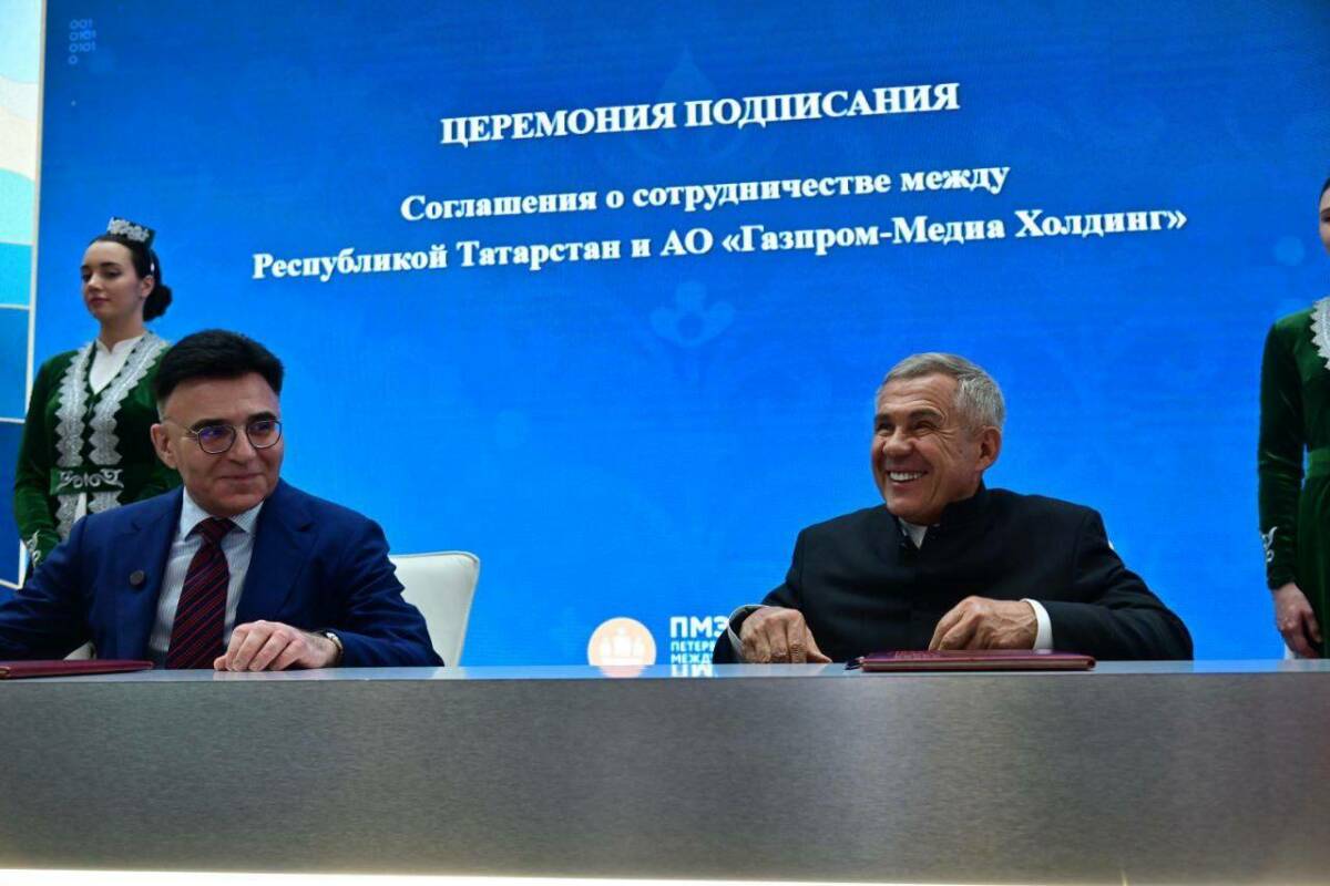 Рустам Минниханов и гендиректор «Газпром-Медиа» подписали на ПМЭФ соглашение о сотрудничестве На полях ПМЭФ Раис Татарстана и генеральный директор АО «Газпром-Медиа Холдинг» Александр Жаров подписали соглашение о сотрудничестве. Об этом сообщила руководитель пресс-службы Раиса РТ Лилия Галимова. Сотрудничество будет направлено на создание и продвижение оригинального и адаптированного аудиовизуального контента, отражающего культуру и идентичность народов Татарстана. Кроме того, документ предусматривает размещение татарского национального контента на цифровых платформах и сервисах, входящих в экосистему «Газпром-Медиа», а также реализацию совместных проектов в области кино, сериалов, документалистики, анимации, музыкальных и образовательных форматов. Фото: пресс-служба Раиса РТ