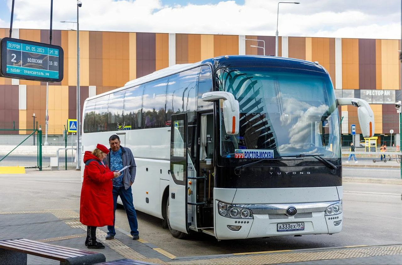 В России стартовал эксперимент по переводу всего документооборота в междугородных автобусных перевозках в электронную форму Он продлится до 1 ноября в регионах заключивших соглашение с АО ГЛОНАСС и за счет собственных средств акционерного общества без привлечения федерального бюджета Уполномоченными по проведению эксперимента являются Минтранс Минцифры а также МВД и Ространснадзор В центре схемы платформа мониторинга транспорта на базе госинформсистемы ЭРА ГЛОНАСС которая будет отслеживать все автобусы проверять необходимые документы фиксировать если машина отклонится от маршрута или выбьется из графика Инициаторы эксперимента полагают что это позволит навести порядок в межрегиональных перевозках Для этого создадут реестры регулярных автобусных маршрутов и остановочных пунктов Каждый маршрут и билет получат уникальный идентификатор что позволит продавать ровно столько билетов сколько есть кресел в конкретном автобусе Подписаться на PRO transport