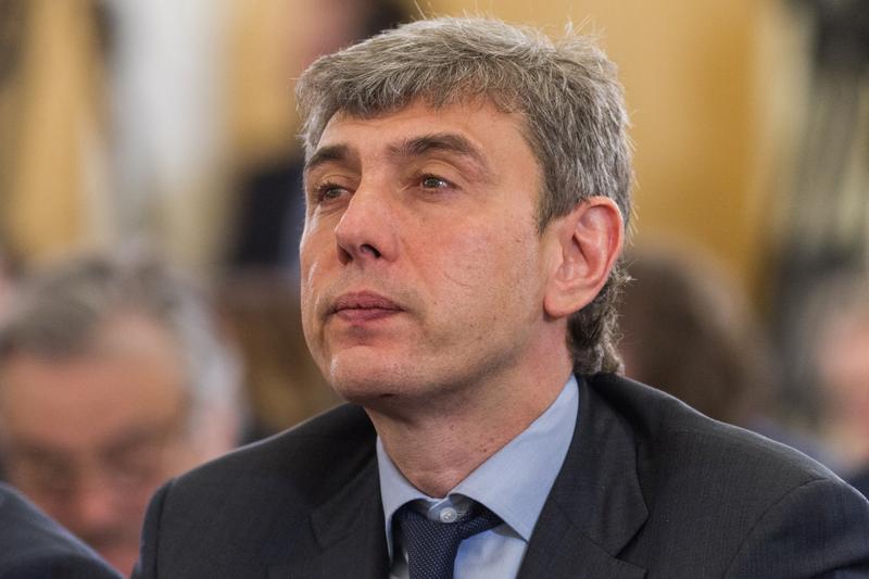 Бизнесмен Сергей Галицкий обогнал основателя Telegram Павла Дурова в рейтинге лидеров мнений которым доверяют россияне составленном Ромиром есть у РБК Галицкий находится на 62 м месте а Дуров на 80 м Пятерка лидеров рейтинга с лета не изменилась они расположились в таком порядке тележурналист Владимир Соловьев кинорежиссер Никита Михалков телеведущий Андрей Малахов актер Константин Хабенский шоумен Павел Воля Значительнее остальных позиции утратили Алла Перфилова Валерия потерявшая 35 позиций и опустившаяся до 75 строчки актриса Юлия Меньшова снизившаяся на 36 позиций до 74 места телеведущая Ксения Бородина минус 21 позиция 42 место журналист Артем Шейнин минус 27 позиций 51 место певец Ярослав Дронов SHAMAN минус 15 позиций до 29 места артист балета Николай Цискаридзе минус 17 строчек до 37 места Небольшое снижение доверия исследователи отметили к актеру Владимиру Машкову минус 6 позиций 18 место телеведущему Дмитрию Киселеву минус 10 позиций 32 место и певице Алле Пугачевой минус 5 позиций 35 место Фото Олег Яковлев РБК Картина дня в телеграм канале РБК