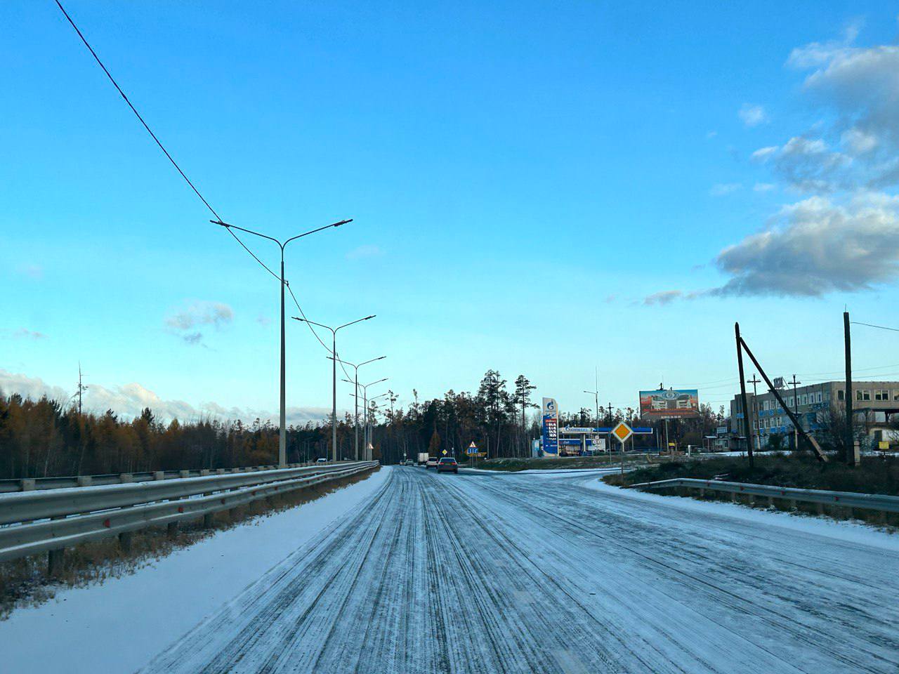 Жесткий гололед в Братске спровоцировал пробки и массовые аварии  Первый снег в Братске вызвал настоящий коллапс. С утра в городе страшный гололед, масса ДТП и пробки, нехарактерные для города. На одной из улиц мужчинам и вовсе пришлось толкать пассажирский автобус. Мэр Братска Александр Дубровин прокомментировал сложившуюся ситуацию.  "Первый снег вскрыл еще одну болевую точку в городе. Дорожная служба показала неудовлетворительную работу. Как итог — пробки, аварии, задержки общественного транспорта. Приношу свои извинения перед всеми жителями. Работодателей хотел бы попросить не наказывать опоздавших на службу сотрудников", — отметил в своем тг-канале градоначальник.  Он также добавил, что работу над ошибками проведут сегодня же.