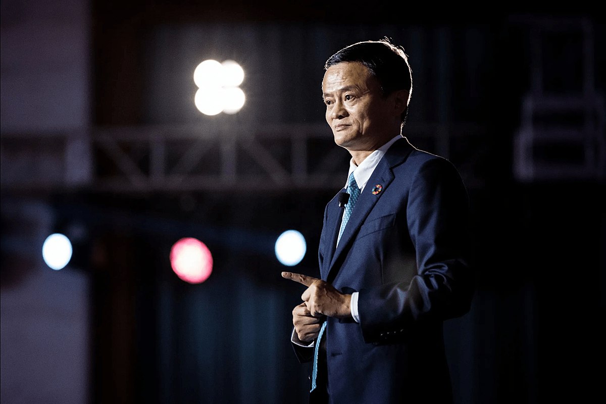 Сооснователь Alibaba Джек Ма вернулся к активной работе после нескольких лет отсутствия пишет Bloomberg В частности он поддержал поворот компании к ИИ а также сыграл ключевую роль в решении потратить 7 млрд на субсидии для борьбы с конкурентами Участники рынка называют возвращение Ма сигналом что правительство КНР решило смягчить политику в отношении местных технологических компаний
