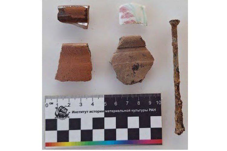 Петербургские археологи нашли фрагменты керамики стекла фарфора железа и монеты XVIII века позднего Средневековья и Нового времени в Вытегорском округе сообщил губернатор Георгий Филимонов По предварительной оценке находки расскажут о быте местных жителей связанных с судоходством и рыболовством Ранее под Вытегрой уже обнаруживали остатки допетровской ладьи пролежавшей на дне Онежского озера почти 400 лет сейчас она экспонируется в местном музее Подводная лодка Б 440 Регион исторически важен здесь шли стройки Мариинского и Волго Балтийского каналов Исследования продолжаются