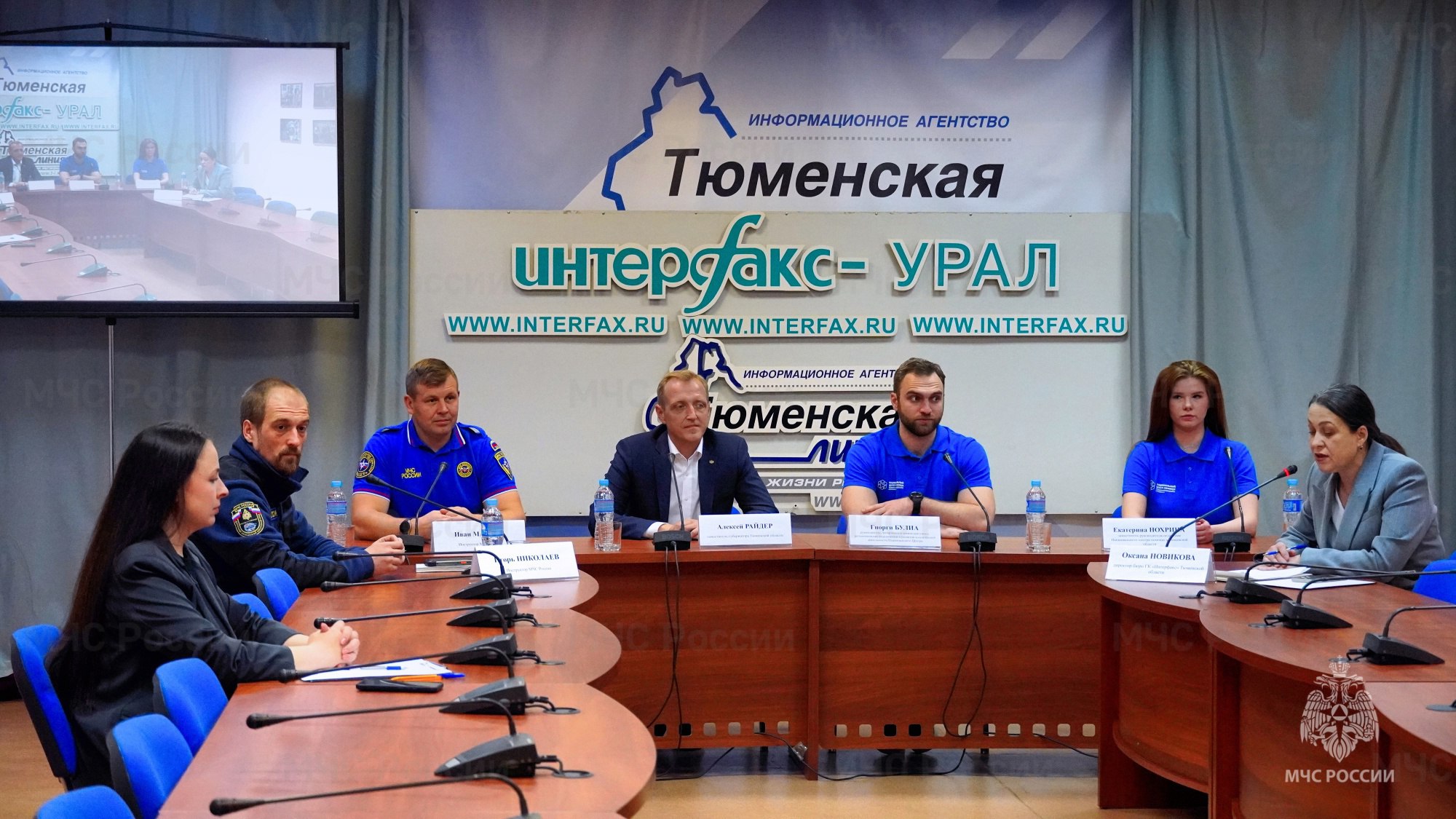 МЧС России участвует во Всероссийском слете волонтеров-поисковиков Сегодня в Тюменской области стартовал Всероссийский слет волонтеров-поисковиков. Совместное мероприятие МЧС России и Национального центра помощи пропавшим и пострадавшим детям организовано при поддержке правительства региона. Обменяться опытом и постичь уроки мастерства от профессионалов съехались 250 участников из 54 регионов, в том числе и представители Вологодского отделения Национального центра. «Такие мероприятия важны своей практической направленностью. Полученные знания под наставничеством специалистов МЧС России волонтеры отрабатывают в реальных условиях. При этом сразу можно увидеть неточности и скорректировать действия. Диалог между спасателем и волонтером – продуктивная форма работы», - рассказал глава МЧС России Александр Куренков. Подробности тут.
