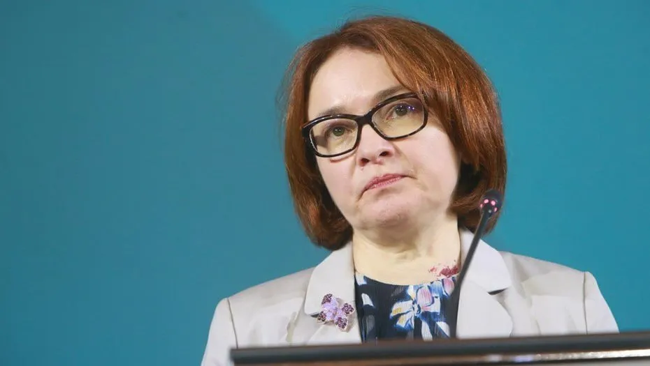 Глава Центробанка Эльвира Набиуллина заявила что у регулятора нет выбора экономику приходится специально замедлять потому что она перегрета По её словам спрос в стране существенно превышает предложение хотя на уровне отдельных компаний это не всегда заметно Набиуллина ответила на обвинения в том что ЦБ намеренно тормозит рост подчеркнув Поверьте мне у нас по сути дела нет выбора Сергей Коньков ДП Подписаться на ДП в Telegram MAX