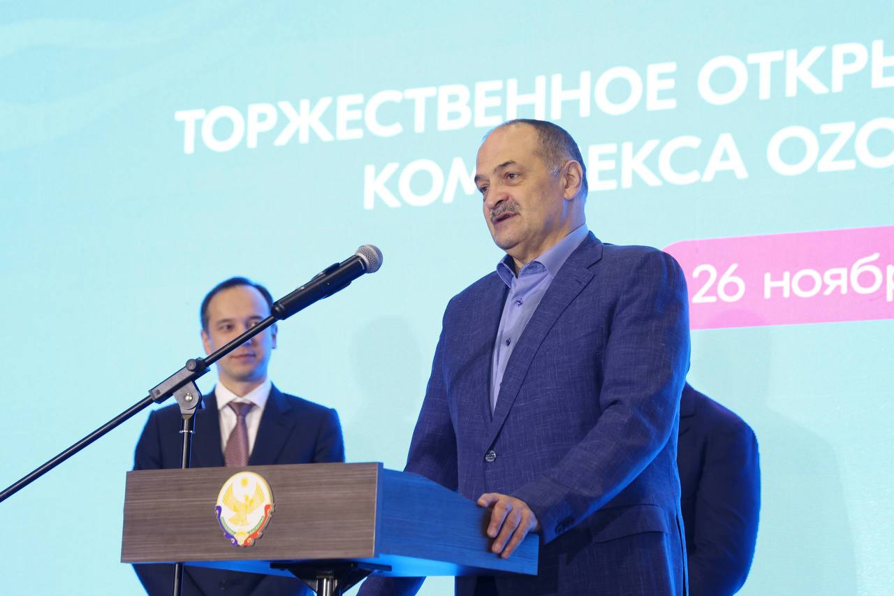 14 млрд инвестиций и налоговые отчисления Сергей Меликов рассказал о важности открытия центра OZON в республике Старт работе оптово распределительного центра дан сегодня Глава региона поблагодарил руководство компании за размещение одного из крупнейших логистических объектов в республике Он отметил что общие инвестиции в проект 14 млрд рублей в том числе 4 5 млрд рублей инвестиции маркетплейса в техническое обеспечение и автоматизацию объекта Для экономики республики инвестиции свыше 14 млрд рублей это серьезный вклад в развитие инфраструктуры особенно с учетом налоговых отчислений во все уровни бюджета от реализации проекта Хочу отдельно поблагодарить строителей группу компаний Ромекс Групп инженеров всех кто вложил свой труд и талант в возведение этого технологического гиганта Вы создали не просто объект вы построили новый символ современного динамичного Дагестана сказал глава республики Территория индустриального парка Тюбе в Кумторкалинском районе выбрана для возведения комплекса неслучайно Здесь развитая инфраструктура парка и близкое пересечение федеральных трасс Так есть прямой выход на основные автомобильные магистрали юга России Читать нас в MAX