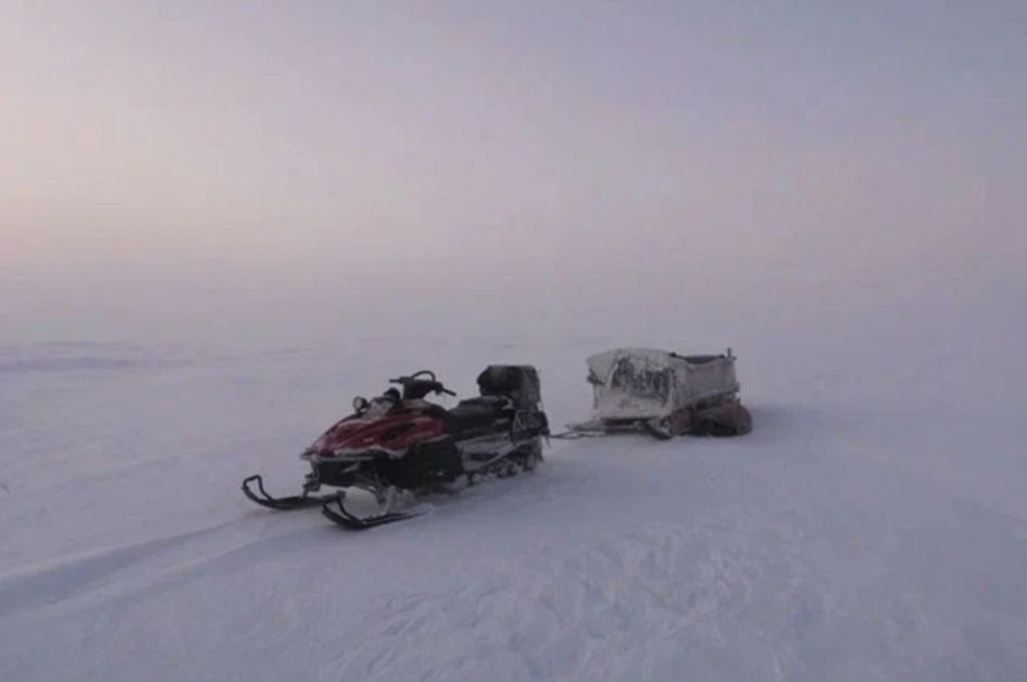 В Ямальском районе произошла трагедия  Семья  муж, жена и двое детей  поехали на снегоходе из села Яр-Сале в сторону чума расположенного у озера Ярото-1. Снегоход сломался и семья была вынуждена ночевать в тундре. Утром родители обнаружили, что дети погибли. Сотрудники полиции проводят проверку.  #Ямал #ЯмальскийРайон #ЧП #Трагедия