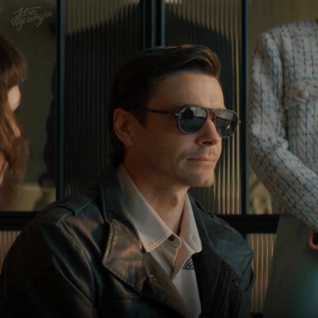 Сегодня на Иви состоялась премьера сериала «Чужие деньги» — криминальной драмы про криптовалюту, в которой Максим Матвеев играет двоих людей одновременно. Интригует? Рассказываем, каким получился проект, в рубрике #бес_смотрит.