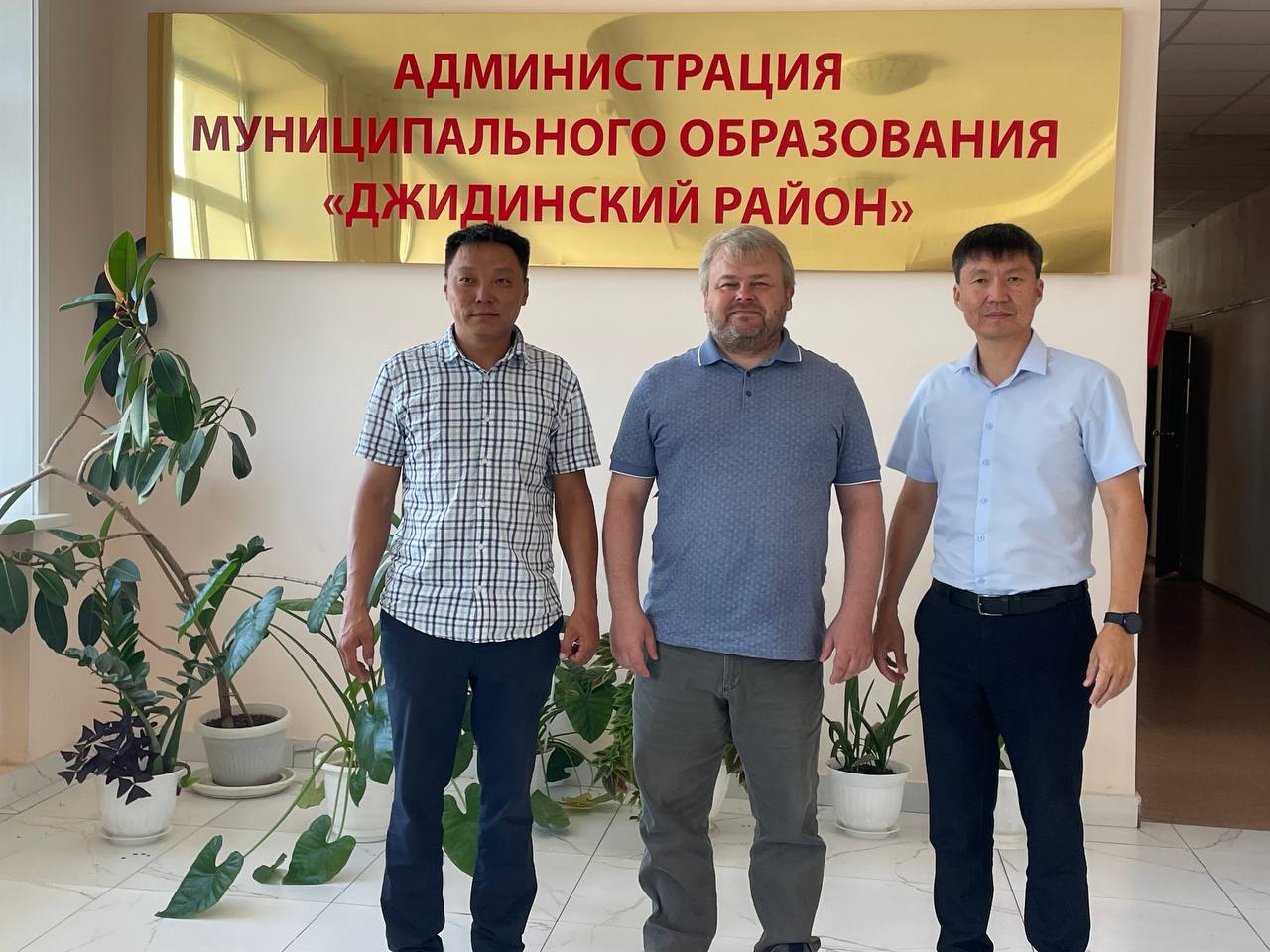 В Бурятии построят астроклиматическую станцию для изучения космоса  Она появится возле села Инзагатуй Джидинского района. Сейчас там проводятся подготовительные работы, во второй половине сентября специалисты установят оборудование. Подчеркивается, что этот проект откроет новые горизонты в области научных исследований. Директор Научно-исследовательского института прикладной физики ИГУ Андрей Танаев встретился с руководством района и рассказал о проекте.   #Бурятия  Подробности в «Номер один»       Сообщить нам свою новость можно по кнопке:       Письмо в редакцию