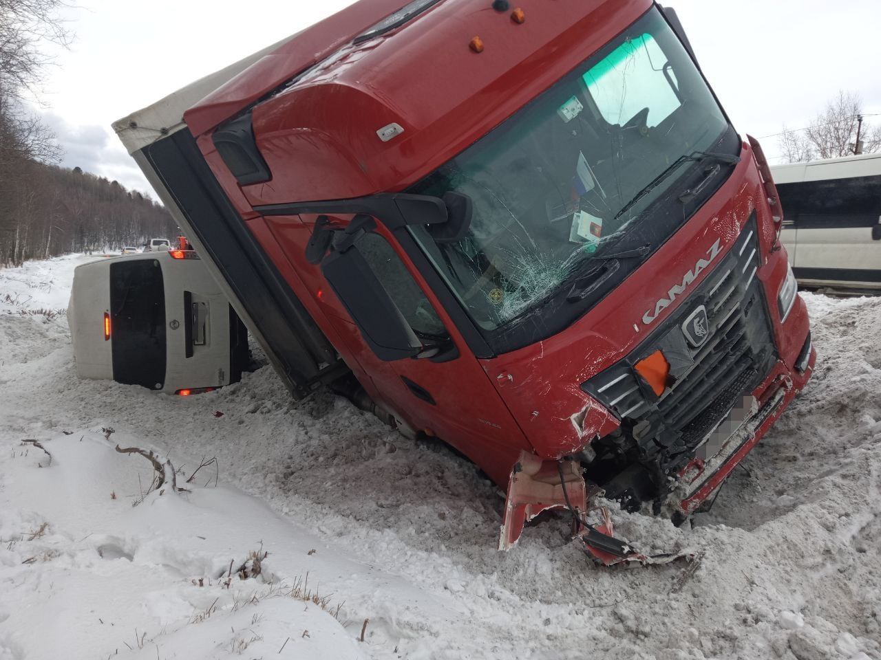 Смертельное ДТП произошло сегодня днём на трассе в Кабанском районе Бурятии Недалеко от Бабушкина лоб в лоб столкнулись микроавтобус и КамАЗ Они съехали в кювет и опрокинулись Водитель микроавтобуса от полученных травм скончался на месте Пассажир госпитализирован Кабанск инфо 24 7