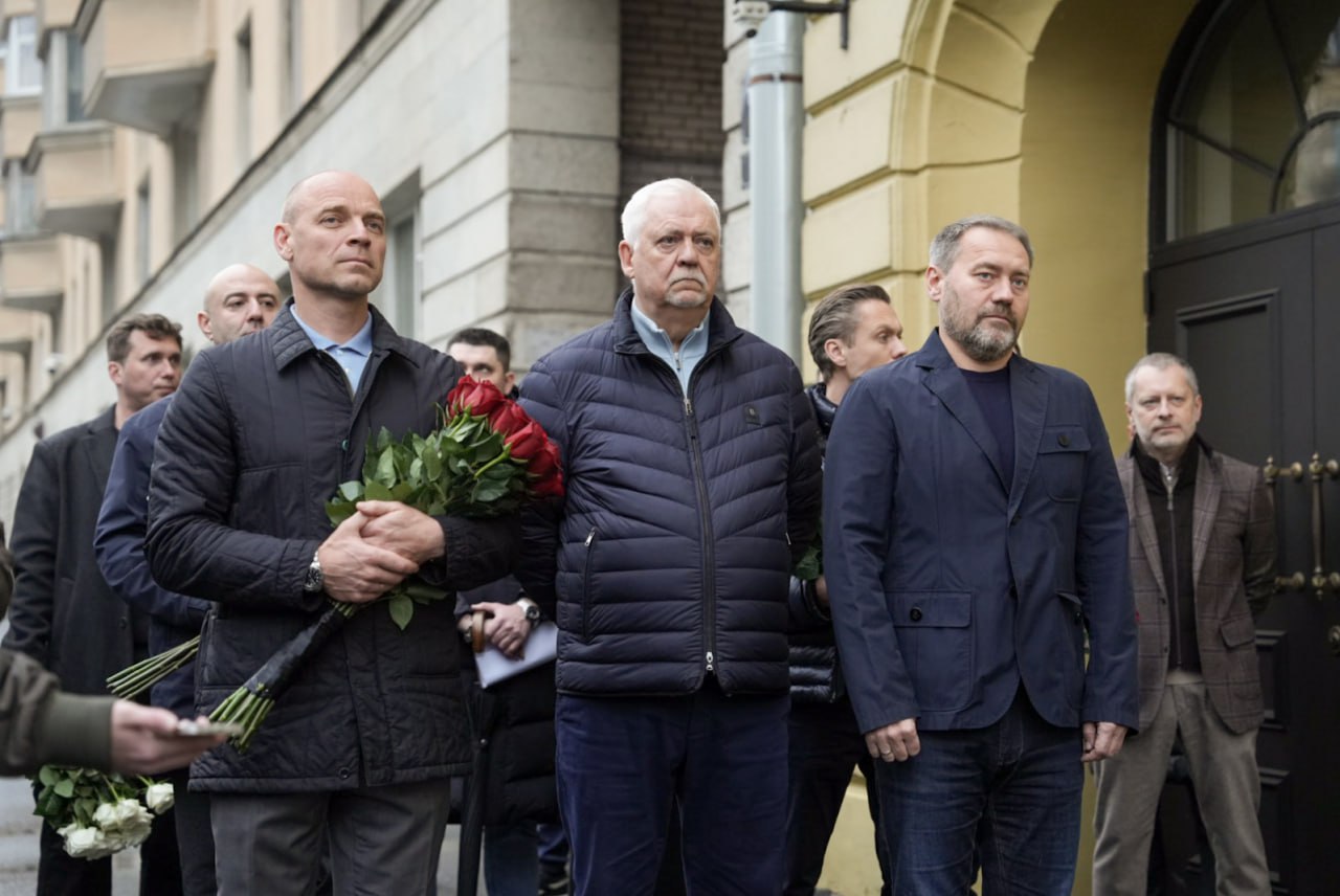 На Тверской улице 13 открыли мемориальную доску Юрию Морозову Выдающемуся тренеру с которого началась новая история петербургского футбола В этом доме он жил более десяти лет и именно здесь рождались решения приведшие Зенит к победам Символично что торжественная церемония прошла именно сейчас в год 45 летия первой медали Зенита Напомню свою заветную бронзу под руководством Морозова команда впервые завоевала на чемпионате СССР 1980 А спустя два десятилетия наши стали третьими уже на чемпионате России Безусловно память такого легендарного наставника следовало увековечить Как преданный фанат Зенита я счастлив видеть что это произошло Вечная слава Юрию Андреевичу АлександрБельский ЗакССПб ЕР78 ЕдинаяРоссия