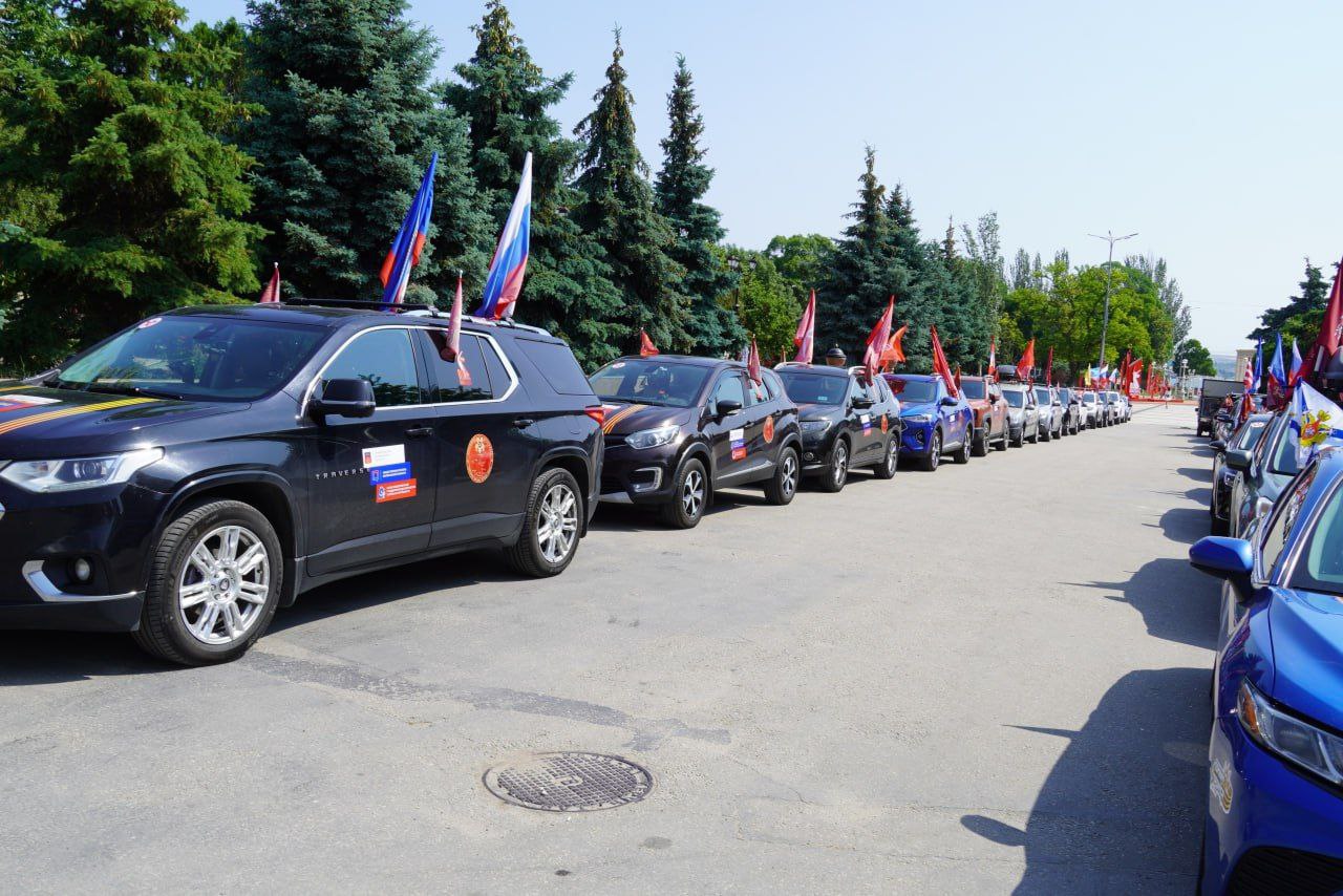 Автопробег «Дорогами Победы. Города-герои» прибыл в Керчь Как сообщили в администрации города, акция проходит через 11 городов – героев. Старт был дан 28 мая в Мурманске: «Участники акции возложили цветы к Вечному Огню в Сквере Славы. Глава муниципального образования Денис Колесник принял лампаду с огнём, зажжённым у Вечного огня в Мурманске и гильзу с землей из мемориального комплекса «Долина Славы» Мурманской области. Присутствующие почтили память погибших в годы Великой Отечественной войны минутой молчания. В честь героев ВОВ, участников специальной военной операции на площади Ленина развернули копию Знамени Победы». Пресс-служба администрации Керчи