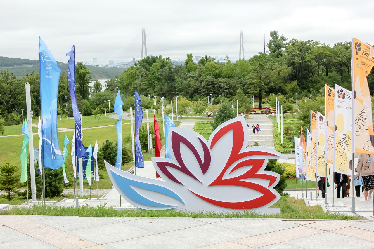 Восточный экономический форум пройдет во Владивостоке с 1 по 4 сентября 2026 года За десять лет он стал ключевой площадкой для выработки стратегических решений по развитию Дальнего Востока от запуска территорий опережающего развития до реализации мастер планов и строительства социальных объектов Развитие Дальнего Востока определено Президентом России национальным приоритетом и последние 10 лет форум способствует достижению высоких показателей развития макрорегиона подчеркнул советник Президента Российской Федерации ответственный секретарь Организационного комитета по подготовке и проведению ВЭФ Антон Кобяков Инициативы озвученные на полях форума ежегодно ложатся в основу поручений главы государства По итогам ВЭФ 2025 Владимир Путин утвердил перечень задач направленных на дальнейшее развитие округа Особое внимание уделяется обновлению дальневосточных городов Сейчас в активной фазе реализация мастер планов объединяющих более тысячи объектов Документы синхронизируют экономику инфраструктуру демографию и пространственное развитие опираясь на запросы жителей планы бизнеса и позицию региональных властей Фото ФедералПресс Анастасия Полетаева dalnevostochnyi