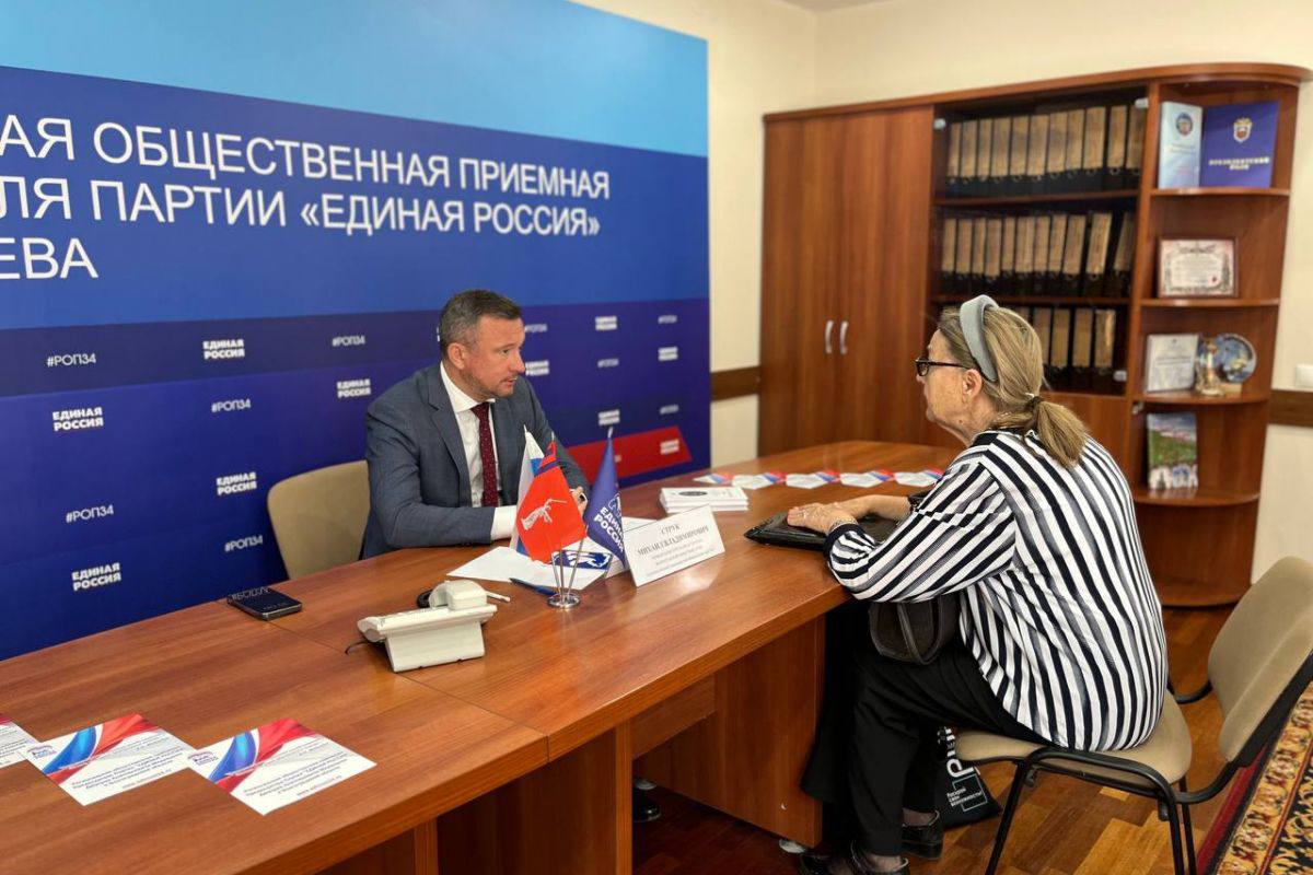 Первый заместитель председателя Волгоградской областной Думы, руководитель фракции «Единая Россия» Михаил Струк провел прием граждан В ходе приема к депутату обратились граждане с рядом актуальных вопросов как личного характера, так и по общественно значимым темам. 1 Один из вопросов касался инициативы по увековечиванию памяти поэта и общественного деятеля Евгения Дмитриевича Лесникова. Парламентарий отметил важность сохранения культурного наследия региона и дал рекомендации по дальнейшему обращению. 2 Также в рамках приёма обсуждалось состояние общественного транспорта в Среднеахтубинском районе. «Мы внимательно отнеслись ко всем обращениям. По каждому из них будут подготовлены запросы в соответствующие органы и даны разъяснения заявителям. Такие приёмы – это возможность услышать реальные проблемы людей. Мы будем продолжать эту работу, чтобы каждый житель региона чувствовал поддержку», – рассказал Михаил Струк. По итогам встречи все обращения взяты на контроль, с каждым заявителем установлена обратная связь для информирования о дальнейших действиях.