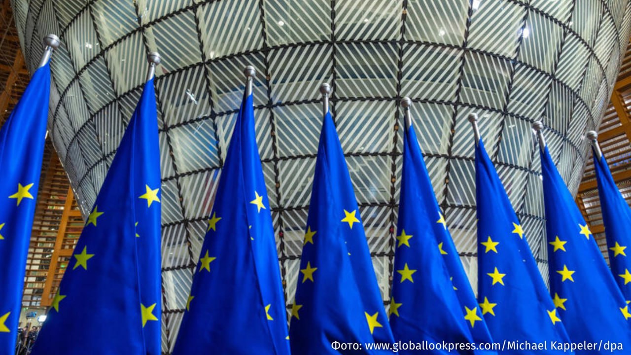 Евросоюз который официально пообещал сократить бюрократию и упростить правила для бизнеса принял за 2025 год почти тысячу подзаконных актов Об этом пишет газета Bild В докладе немецкого промышленного объединения Gesamtmetall отмечается что с января по конец октября 2025 года ЕК приняла 952 исполнительных правовых акта Это рекорд за все время наблюдений Эти документы детализируют уже принятые нормы ЕС и фактически запускают их в работу В частности в них прописывается как в странах союза измерять энергоэффективность бытовой техники и какие данные производители обязаны предоставлять Это регулирование и бюрократия которые все сильнее душат компании Это нужно менять Иначе ЕС скоро будет играть в экономике лишь во второй лиге завяил глава Gesamtmetall Оливер Цандер По его словам несмотря на заявления о желании сделать экономику ЕС более конкурентоспособной бюрократическая нагрузка продолжает расти а давление со стороны США и Китая усиливается IZ RU в MAX РОЗЫГРЫШ