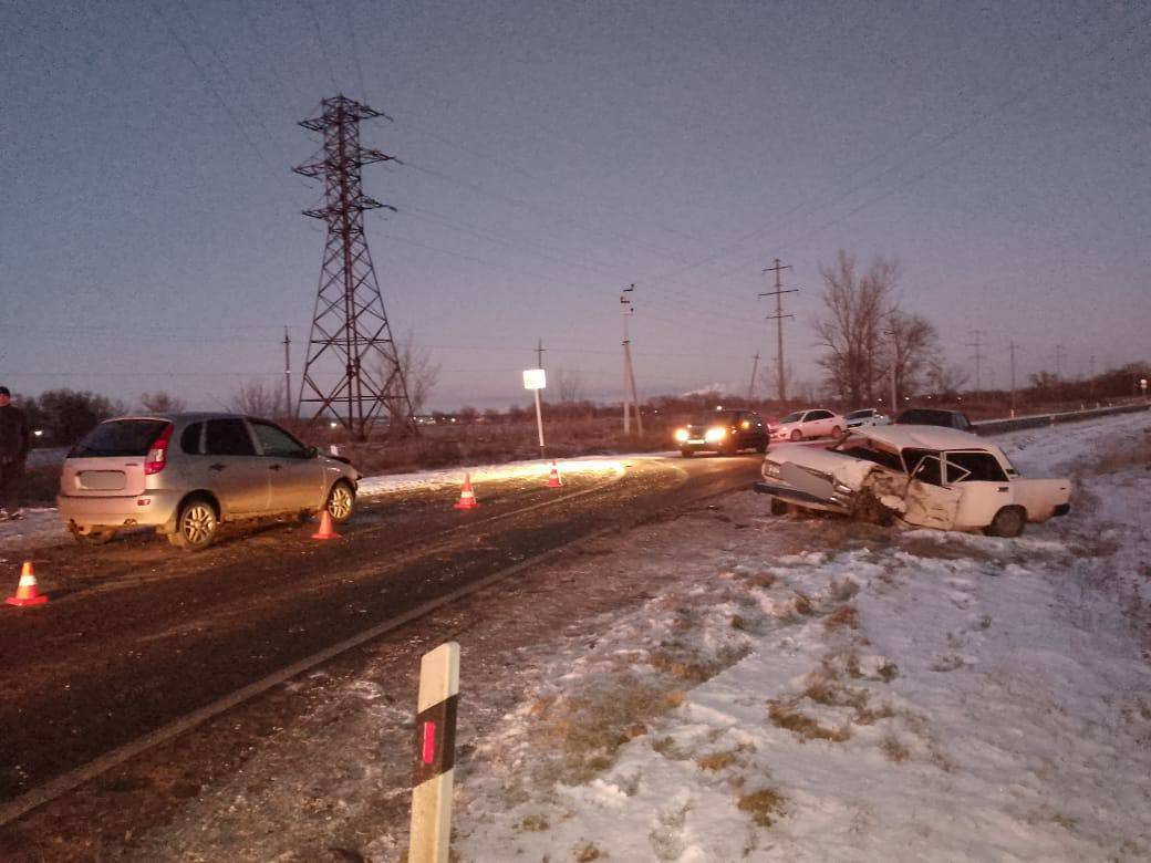 Два человека пострадали в ДТП из-за выезда на встречную полосу на Ставрополье  В Кочубеевском округе водитель «Лады-Калины», поворачивая, выехал на полосу встречного движения и столкнулся с ВАЗ-2107. Это произошло 14 декабря примерно в 15:40 на седьмом километре дороги Невинномысск — Эрсакон.  Травмы получили спровоцировавший аварию 36-летний водитель и 19-летний парень, находившийся за рулем «семерки». Повреждения пострадавших связаны с неиспользованием ремня безопасности. Они находятся в больнице Невинномысска.  Как сообщили в Госавтоинспекции Ставрополья, водитель «Лады-Калины» за последние два года к административной ответственности за нарушения ПДД привлекался 56 раз, в основном за превышение скорости.