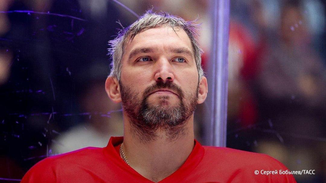 Овечкин в честь своего рекорда в НХЛ подарил одноклубникам индивидуальные часы Hublot Об этом рассказал бывший хоккеист «Вашингтона» Ларс Эллер. Он отметил, что российский нападающий сделал подарки не только игрокам, но и персоналу команды. Так Овечкин поблагодарил команду за то, что она помогла стать ему лучшим бомбардиром в истории НХЛ.