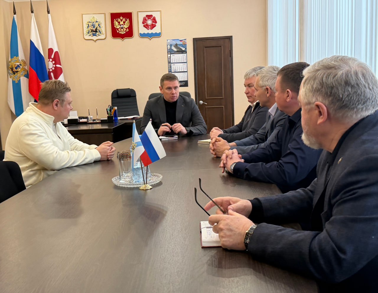 Глава Северодвинска разбирается со странным запахом в городе Накануне в социальных сетях появились сообщения от жителей города корабелов которые обращали внимание на неприятный запах похожий на газ который особенно остро чувствовался в Старом городе Глава Северодвинска Игорь Арсентьев сегодня провёл совещание с представителями производственных предприятий расположенных в районе Окружного и Архангельского шоссе По сообщению северодвинской администрации профильные службы уже ведут обследование магистральных и распределительных газопроводов наливных узлов и мазутных хозяйств в периметре указанных магистралей На градообразующих предприятиях технологические процессы проходят в штатном режиме выбросов зафиксировано не было Все системы контроля работают нормативно На ТЭЦ 1 2 все операции по сжиганию топливных компонентов и выработке тепло и электроэнергии ведутся штатно без отклонений от технологического цикла На данный момент угрозы для населения и объектов инфраструктуры нет Для устранения запаха необходимо точно определить его источник этим уже занимаются профильные службы О результатах проверок сообщим дополнительно рассказал Арсентьев Фото администрация Северодвинска