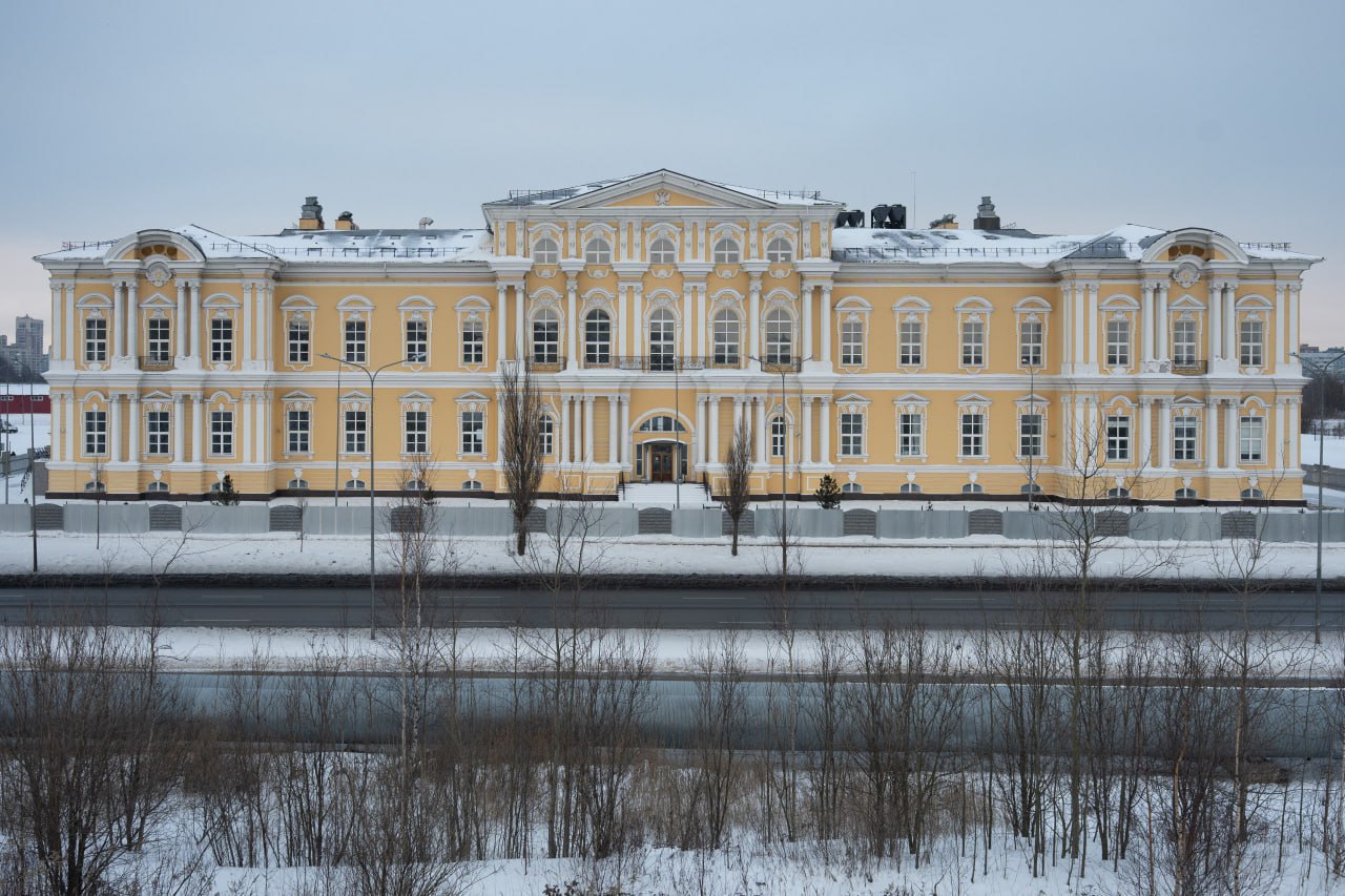 Против директора Кембриджской школы не будут возбуждать дело об экстремизме а петербургский кампус съедет из здания на Мебельной улице 2 января УМВД по Выборгскому району отказало в возбуждении уголовного дела об участии в экстремистской организации в отношении административного директора петербургского кампуса Кембриджской школы Рима Хазибекова об этом он сам рассказал Бумаге Про здание Уроки в здании школы на Мебельной улице не проходят с 30 июля Тогда собственник здания Технопарк Буран группа компаний Арсенал отключил в здании электричество сделав занятия невозможными объяснил Хазибеков Сейчас школа работает дистанционно и готовится к переезду в новое здание Его адрес пока не разглашают Школа будет добровольно исполнять решения судов Но Школе необходимо небольшое разумное время для вывоза и перебазирования имущества наше соответствующее обращение в Технопарк Буран осталось без внимания Про донос Хазибеков уверен что донос депутата Госдумы Михаила Романова связан с конфликтом с компанией Арсенал насчет здания на Мебельной улице которое школа у компании арендовала Депутат Романов имеет право на обращение с депутатскими запросами комментирует Хазибеков но по имеющимся у нас сведениям проанализировав ситуацию и вникнув в детали депутат Романов изменил свое мнение Директор также заметил что не знаком со всеми результатами проверки школы о которой упоминалось в ответе Романову от прокуратуры Контекст 2 февраля административного директора Кембриджской международной школы Рима Хазибекова оштрафовали на 100 тысяч рублей по статье об ЛГБТ пропаганде Поводом стал его пост семилетней давности в инстаграме Романов назвал преследование прямым следствием своего запроса и попросил Минюст признать Кембриджскую школу иностранным агентом Кроме того из ответа Романову от прокуратуры стало известно что Хазибекова проверяют по уголовной статье об участии в экстремистской организации Сам Хазибеков в разговоре с Медиазоной связал свое административное дело с корпоративной войной со строительной компанией Арсенал Школа арендовала у нее под кампус здание на Мебельной улице Летом девелопер утверждал что она отказывалась съезжать несмотря на уведомление о расторжении договора 24 декабря арбитражный суд вынес решение в пользу Арсенала Фото Бумага Подписывайтесь на Бумагу и предлагайте новости