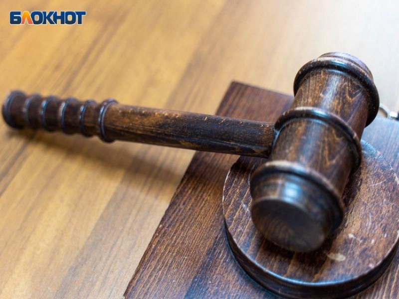 41 летнего воронежца осудят за связь с разведкой ВСУ и подготовку диверсии на топливном объекте Осенью 2024 года он стал сотрудничать на конфиденциальной основе с представителями ГУР МО Украины При этом он являлся противником проведения СВО С декабря 2024 года по март 2025 года за денежное вознаграждение он выполнял поступавшие от представителей иностранной спецслужбы задания осуществлял сбор и передачу им сведений которые могли быть использованы против ВС РФ отметили в прокуратуре Также ему вменяют ч 4 ст 222 1 УК РФ незаконное хранение ношение взрывчатых веществ и взрывных устройств совершенное с использованием сети Интернет организованной группой ч 1 ст 174 1 УК РФ легализация отмывание денежных средств приобретенных в результате совершения преступления Дело передали в воронежский облсуд Блокнот Воронеж в МAХ Подпишись
