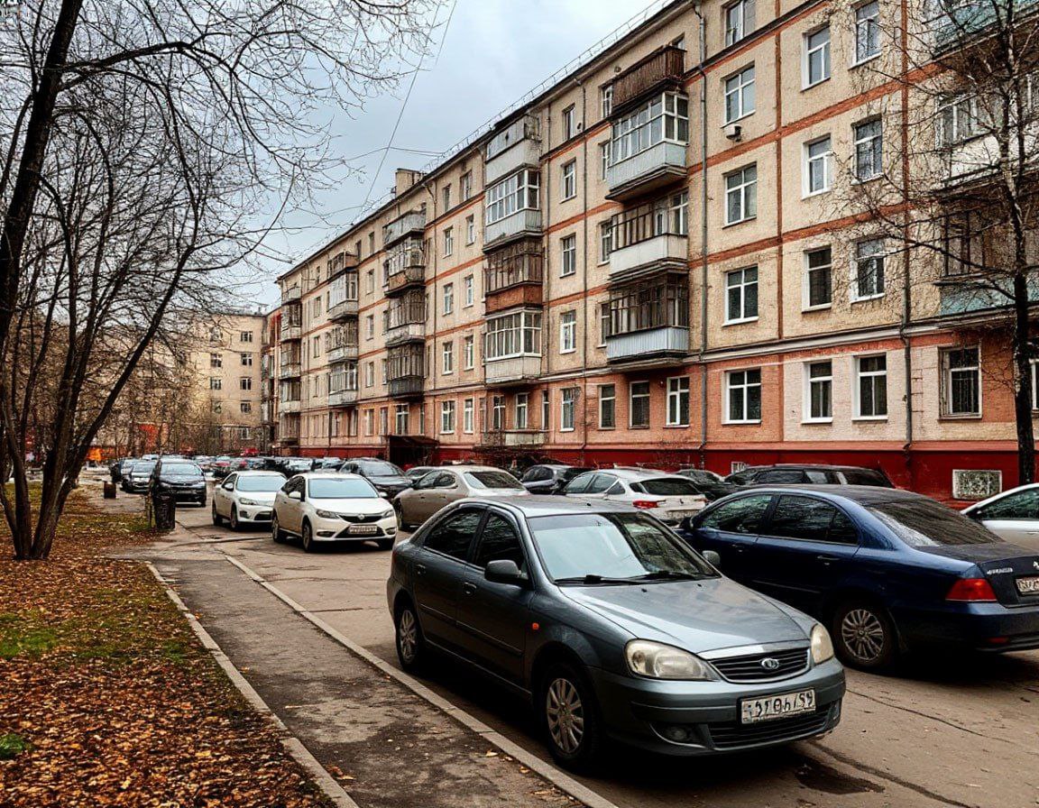 Угнала авто во дворе и разбила там же В Хабаровске 18-летняя жительница пила на улице Стрельникова. Утром, пока хозяин квартиры спал, она взяла ключи от машины, припаркованной во дворе. Девушка завела авто, но далеко не уехала - тут же и попала в ДТП. Владелец авто узнал об этом от сотрудников ДПС, которые задержали виновницу. Она находится под подпиской о невыезде. Возбуждено уголовное дело по ч.1 ст.166 УК РФ "Неправомерное завладение автомобилем без цели хищения". Прислать свою новость на Дерзкий Хабаровск