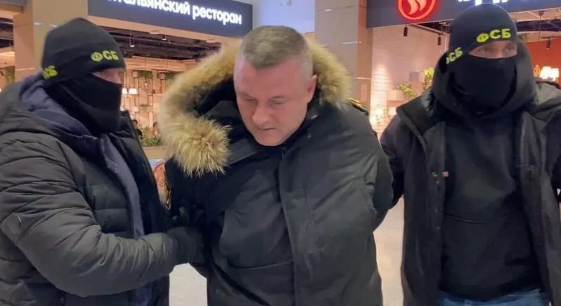 Экс-начальника радиотехнической службы Главного штаба ВМФ России капитана 1-го ранга Олега Лопатиева приговорили к девяти годам лишения свободы за взяточничество.  Как сообщает РИА Новости, отбывать наказание он будет колонии строгого режима. Также он должен выплатить штраф в размере 16,5 миллионов рублей.   Офицер, по данным следствия, требовал от предпринимателя взятку в 8 миллионов рублей за покровительство при исполнении контракта в рамках гособоронзаказа. В марте в ресторане на территории аэропорта «Пулково» он лично получил от гендиректора АО «Изумруд», действовавшего под контролем сотрудников ФСБ, первую часть взятки – 3 миллиона рублей, после чего был задержан.    : ФСБ России