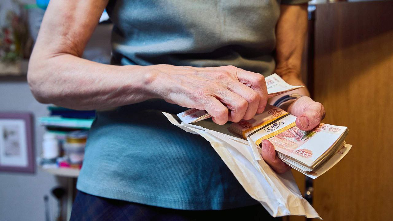 К концу 2025 го самые большие пенсии назначались жителям Чукотки почти 45 5 тыс рублей а самые низкие были в Кабардино Балкарии около 21 тыс Таким образом разница составила 24 5 тыс следует из данных Соцфонда СФР по итогам прошлого года Максимальная региональная пенсия оказалась почти в 2 2 раза выше чем минимальная Средняя же сумма по всей стране составила 27 2 тыс рублей