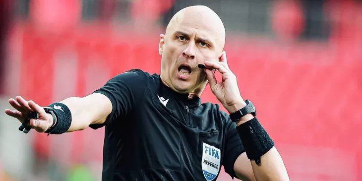 ЭСК Карасев верно отменил пенальти в ворота ЦСКА в эпизоде с Романом Зобниным Мотивировка Защитник ЦСКА Игорь Дивеев в единоборстве с игроком Спартака Романом Зобниным играет в мяч который меняет траекторию своего движения Последующий контакт между игроками является неизбежным и ненаказуемым По этой причине судья верно отменил пенальти Второй причиной по которой пенальти не мог быть назначен является нарушение правил в атакующей фазе АРР Жедсон Фернандеш Спартак нарушил правила против Родриго Вильягры ЦСКА в результате чего мяч перешёл во владение Спартака ВАР в соответствии с протоколом подготовил данную ситуацию и продемонстрировал бы её в случае если бы главный судья остался при своем первоначальном решении о назначении пенальти