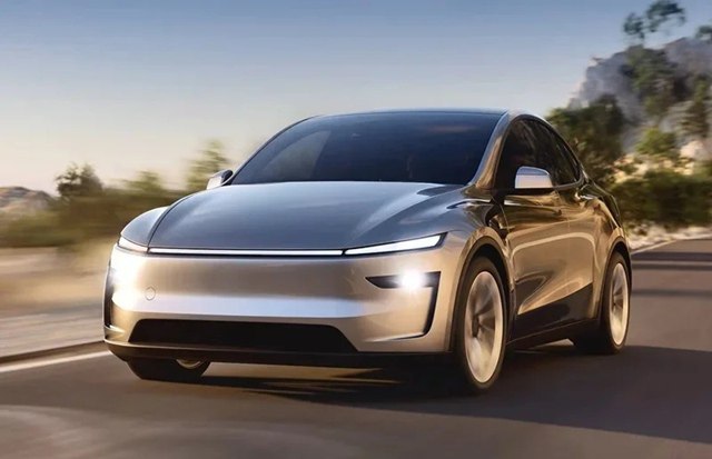Tesla продолжает терпеть крах в Европе — в апреле продажи упали более чем на 50 % Компания Tesla уже не первый месяц фиксирует падение продаж в Европе, втором по величине рынке электромобилей в мире после Китая, что многие связывают с политической активностью её главы Илона Маска Elon Musk , которая не всем приходится по душе. В апреле, согласно официальной статистике, кризис Tesla, связанный с падением продаж на европейском континенте, ещё больше усугубился. В апреле на четырёх ключевых европейских рынках — Франции, Швеции, Нидерландах и Швейцарии — было отмечено двузначное падение продаж и лишь Норвегия показала некоторое улучшение. Пока нет никаких признаков того, что рестайлинговый вариант Model Y Juniper возрождает интерес к бренду Илона Маска на континенте, отметил ресурс Fortune.