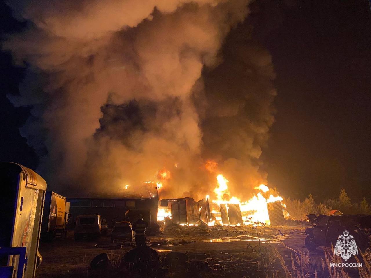 В Ярославле загорелось одноэтажное здание на улице Механизаторов,16А. Фотографии пожара местные жители публикуют в соцсетях, столб дыма виден издалека. На месте уже работают спасатели МЧС, информации о пострадавших на настоящий момент нет.   Еще больше новостей — в Telegram-канале «Ъ-Ярославль»