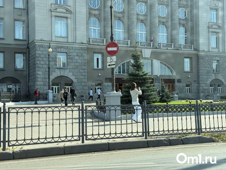 Стала известна причина эвакуации в ОмГУПСе Как сообщили порталу Om1 Омск очевидцы поступило сообщение о минировании вуза В полиции нашей редакции объяснили что в здании провели проверку Сотрудники полиции завершили проверочные мероприятия в здании ОмГУПС Вещества и предметы представляющие опасность не обнаружены Студенты и преподаватели возвращаются к учебному процессу отметили в пресс службе регионального УМВД Om1 Omsk