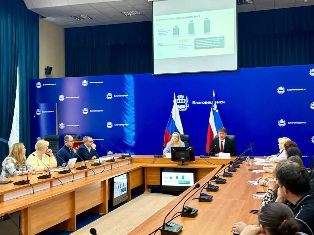 Туристический налог в Благовещенске планируют не менять в 2026 году В Благовещенске в 2026 году планируют оставить без изменений ставку туристического налога которая сейчас составляет 1 от стоимости проживания в гостиницах и других местах размещения включенных в Единый реестр туристической индустрии минимум 100 рублей Эти средства направляются на развитие туристической инфраструктуры города На рабочем совещании с представителями индустрии гостеприимства под председательством заместителя мэра Благовещенска Александром Калашниковым обсуждались планы на 2026 год Среди них предложения сохранить ставку туристического налога на уровне 2025 года и ввести льготы для иностранных студентов обучающихся в вузах региона Руководитель проектов отдела маркетинга Агентства гостеприимства Ирина Палаева сообщила о возможности для предприятий индустрии гостеприимства присоединиться к стандарту China Friendly Эта программа направлена на создание комфортных условий для китайских туристов улучшение качества обслуживания продвижение российского туризма на международном рынке привлечение клиентов из Китая и увеличение доходов турбизнеса На данный момент в Амурской области сертификацию по стандарту China Friendly можно пройти в Амуртест В будущем эту возможность предоставит региональное Агентство гостеприимства Также в конце 2025 начале 2026 года Агентство планирует запустить программу обучения сертификации China Friendly Для получения подробной информации о стандарте можно обратиться в Агентство гостеприимства Амурской области по телефону 8 914 615 02 83 Кроме того министерство внешних связей и туризма Амурской области планирует провести конкурс среди компаний туристической отрасли наиболее соответствующих стандарту China Friendly для предоставления им финансовой поддержки Планируется выделить средства на поддержку примерно 10 12 компаниям Информация и фото министерство внешних связей и туризма Амурской области ТЕЛЕПОРТ РФ здесь все об Амурской области  Мы в МАХ  Написать нам