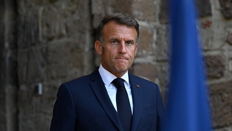 Президент Франции Эмманюэль Макрон окончательно утратил репутацию главного генератора идей в Евросоюзе Внутренние проблемы притупили амбиции французского лидера и ослабили его влияние в организации сообщает Politico со ссылкой на дипломатические источники Макрон некогда считавшийся главным генератором идей в Евросоюзе теперь воспринимается европейскими политиками в роли зануды Стремясь восстановить собственную репутацию внутри Франции глава государства все чаще отклоняет инициативы ЕС которые могут вызвать недовольство французов Кроме того он нередко выражает критику в адрес проектов Евросоюза Макрон полностью поглощен внутренними проблемами Это уже не тот чемпион Европы которого мы когда то знали Франция в последние месяцы переживает серию серьезных внутриполитических потрясений Ситуация в стране накалилась настолько что за два года в республике сменилось пять премьеров Подписаться на Российскую газету в Читать нас в MAX