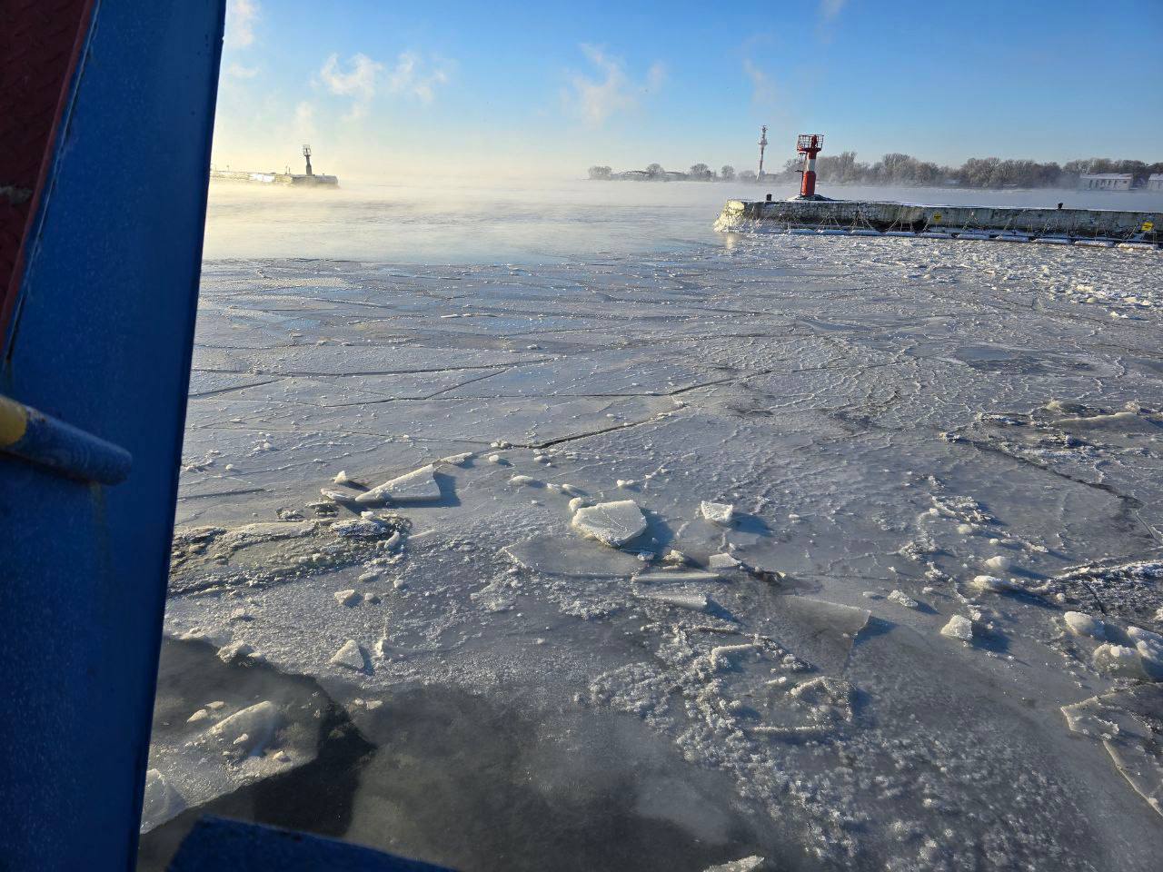 Беспрозванных Жителей Балтийской косы которые не могут попасть домой разместят в хостеле бесплатно Губернатор прокомментировал непростую ситуацию которая сложилась из за отмены паромного сообщения Алексей Беспрозванных поручил главе Балтийска отработать вопросы проживания и питания с каждым кто не смог уехать домой Ближайший к переправе хостел в Балтийске Водолаз примет Бесплатно написал глава региона своем телеграм канале На косе проживает около 200 человек Всё необходимое там есть В магазинах еда работает пекарня Отопление электричество есть Кроме ФАПа работает бригада врачей от Балтийской больницы Детский сад работает в обычном режиме Но школьники пока отправятся на дистант Губернатор признал что ледовая обстановка по прежнему непростая Ищем варианты как решить проблему Всё под моим личным контролем отметил Алексей Беспрозванных Всю необходимую информацию можно получить по номеру единой диспетчерской службы 8 40145 3 06 66