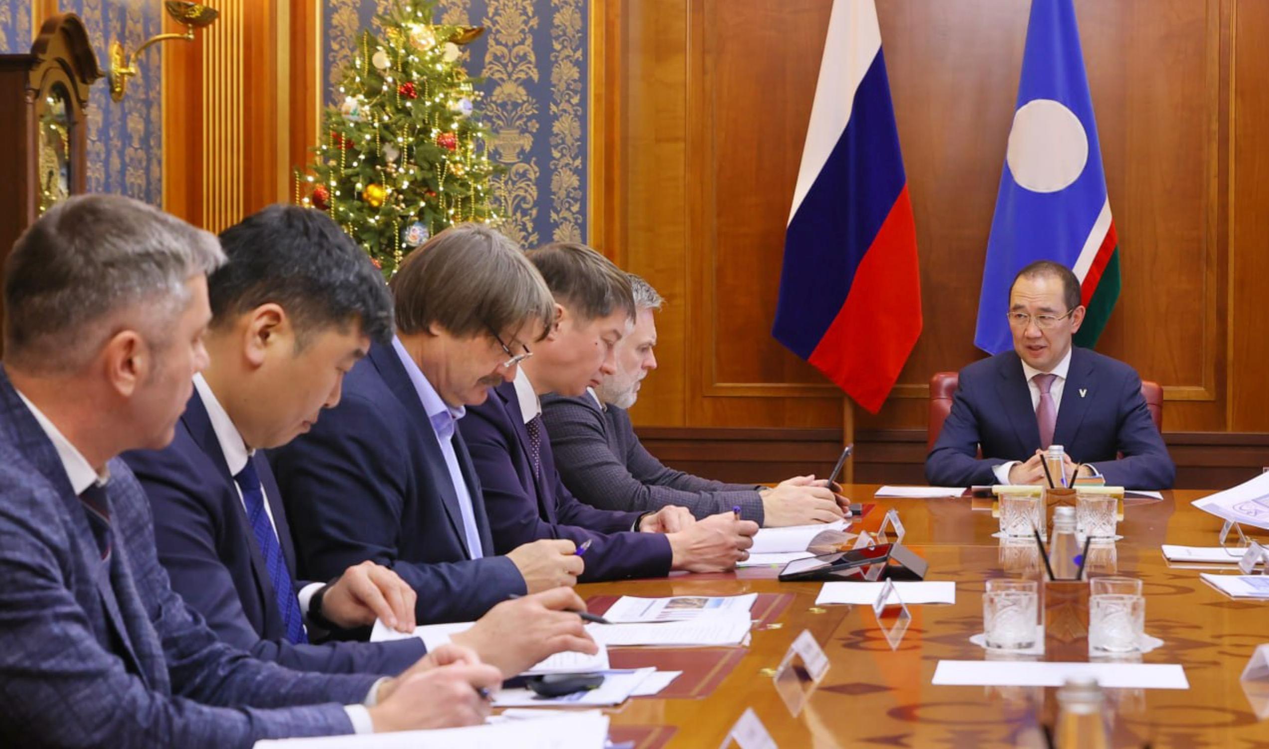 Прибыль АО Железные дороги Якутии в этом году составит около полумиллиарда а инвестиции в будущее увеличатся в 2 6 раза Чистая прибыль АО ЖДЯ по итогам года ожидается на уровне 483 млн рублей В секторе пассажирских перевозок АО Железные дороги Якутии в текущем году зафиксирован значительный рост около 458 тыс пассажиров что примерно на 8 3 больше чем в 2024 году Объем инвестиций в основной капитал в 2025 году вырос на 37 2 до 1 7 млрд рублей Ключевые проекты начало восстановления линии Сковородино Рейново арендована у ОАО РЖД включая станцию Рейново и пункт пропуска Джалинда Мохэ развитие станции Чульбасс обновление подвижного состава Среднесписочная численность персонала составила 1588 человек Компанией обеспечена доставка грузов в рамках Северного завоза в полном объеме Ключевую роль здесь сыграл запуск регулярной отправки ускоренных контейнерных поездов с собственного грузового терминала Столбовая в Подмосковье сообщил Василий Шимохин главе Якутии Айсену Николаеву время отчета об итогах работы компании В 2026 году запланирован значительный рост инвестиций до 4 4 млрд рублей что в 2 6 раза выше уровня 2025 года Основные средства будут направлены на реализацию стратегического проекта восстановления линии Сковородино Рейново что в перспективе обеспечит дополнительный объем перевозок из республики до 3 млн тонн в год расширение станции Чульбасс обновление парка локомотивов и вагонов сказал руководитель АО АК ЖДЯ Также значительную долю инвестиций планируется направить на приобретение магистральных локомотивов обновление парка пассажирских вагонов расширение производственных мощностей локомотивного депо станции Алдан оснащение пункта ремонта и экипировки вагонов на станции Нижний Бестях Подписывайтесь на ТР в MAX ВКонтакте Telegram