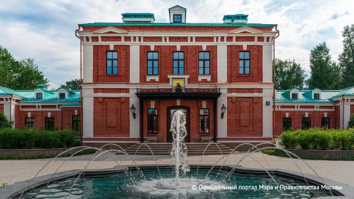 Самая дорогая усадьба в Москве продается за 9 млрд рублей сообщил ТАСС владелец агентства элитной недвижимости Ашихмин и партнеры Ашихмин Усадьба площадью 5 тыс кв м с участком 2 га расположена в Орлово Давыдовском переулке В ее стоимость не входит внутренняя отделка Подпишись на ТАСС Москва в Мах