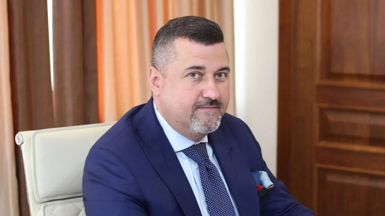 Временно исполняющий обязанности главы Дагестана Федор Щукин обозначил приоритетами своей работы сохранение единства народов поддержку участников спецоперации и решение проблем жилищно коммунального хозяйства Исполнение обязанностей главы республики по его словам требует быть гарантом равноправия и единства всех народов Дагестана служить каждому представителю любой народности считающей Дагестан своей родиной