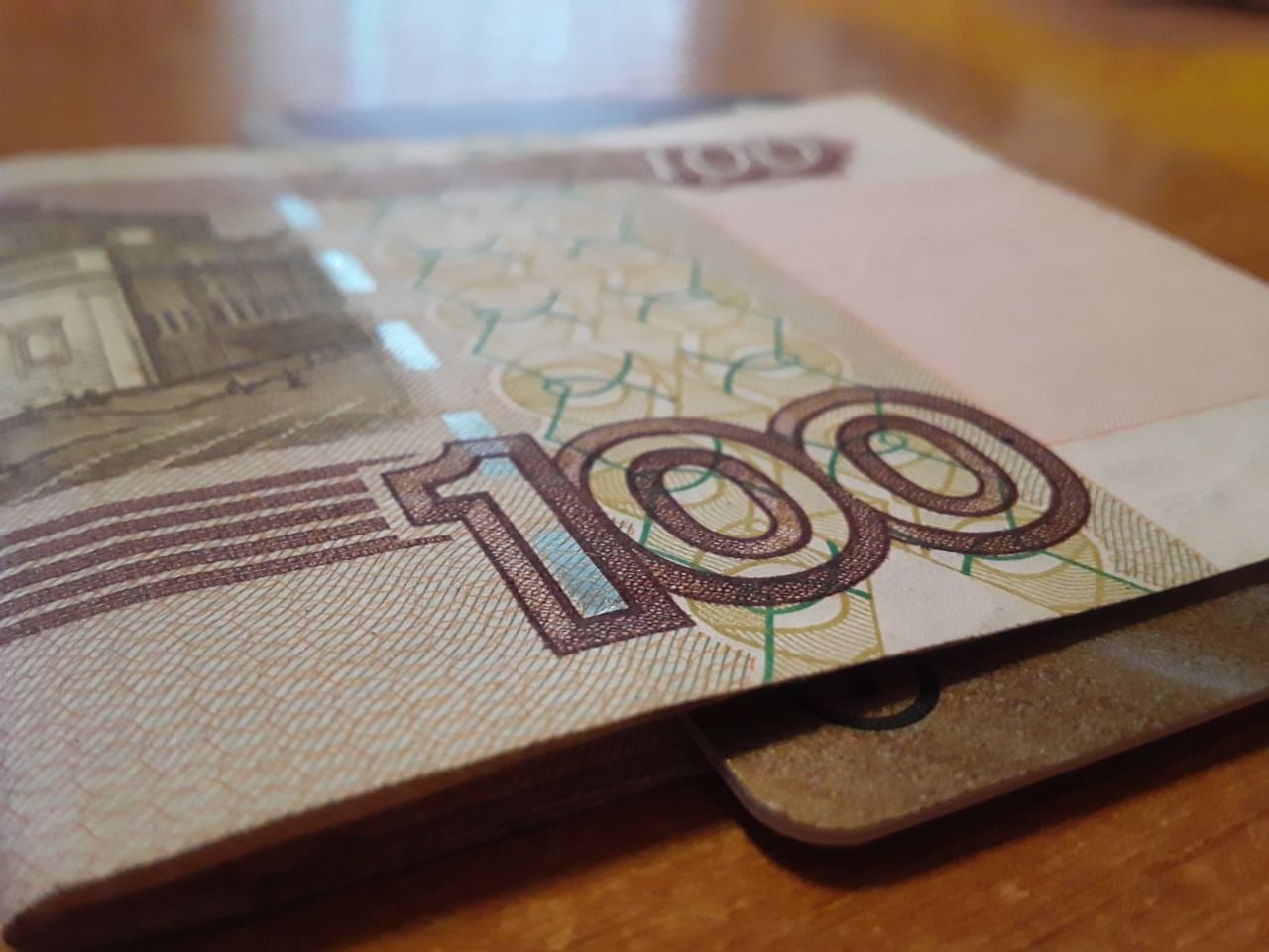 Курянка отстояла в суде право на досрочную пенсию  Женщине отказали в назначении выплаты, так как с 1991 по 2001 года она работала на Украине. Заявили, что в этот период она не уплачивала страховые взносы в Социальный фонд РФ, а потому его не учитывают.  Курянка обратилась в суд. Там пришли к выводу, что женщина имеет необходимый трудовой стаж, пенсионный коэффициент, и признали её право на страховую пенсию по старости.  В итоге суд вынес решение в пользу курянки. Оно пока не вступило в законную силу.  Фото ТРК «Сейм»  Сейм   Курская области