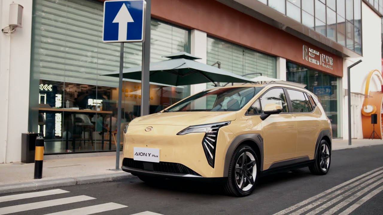 Ведомости пишут что Яндекс раздумывает о выпуске собственного электромобиля для такси и уже ведет переговоры с китайским GAC о выпуске модели Aion Y Plus на одном из заводов России Называться авто будет UMO 5 и стоить 2 4 млн с учётом субсидии на электротранспорт