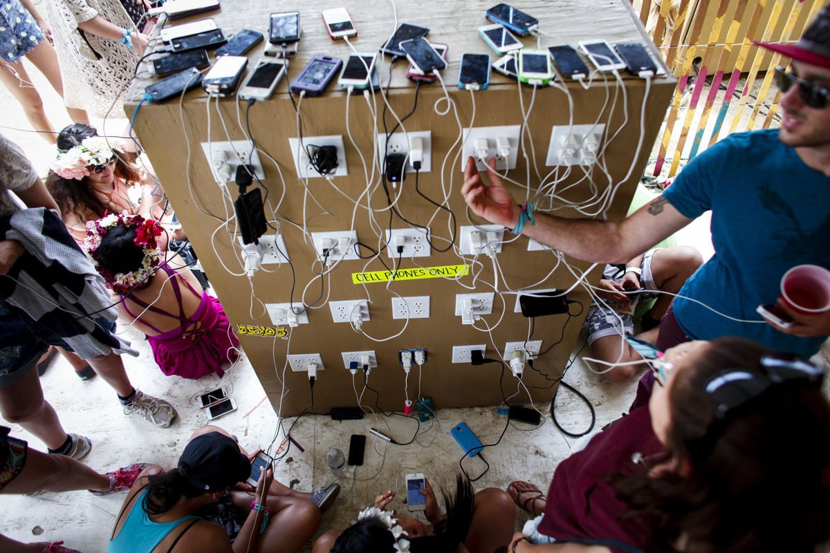 Подключение телефона к общественным зарядным станциям может привести к утечке данных эксперты Дружеское напоминание будьте аккуратнее Устройство также может быть заражено вирусом а ряд неправильных действий при подключении позволит злоумышленникам получить доступ к банковским приложениям и личным данным пишет РБК со ссылкой на опрошенных экспертов На что обратить внимание Если ваше устройство при подключении предлагает выбрать тип соединения в обязательном порядке выбирайте только зарядка не давая доступ к данным В противном случае вы сами фактически даёте разрешение на работу с внутренней памятью гаджета Если подключая телефон в незнакомом месте вы даёте такое разрешение устройство фактически может получить вредоносное приложение или данные с него могут считать В общественных местах таких приложений которые бы взламывали аппарат без вашего ведома не существует Эльдар Муртазин ведущий аналитик Mobile Research Group Ещё одна возможная угроза прокатные пауэрбанки с функцией передачи данных Если в них вставлен модуль Wi Fi то данные с телефона могут передаваться ещё куда то Добросовестные компании конечно так не делают Денис Кусков глава агентства TelecomDaily Чтобы минимизировать риски эксперты рекомендуют использовать в общественных местах собственные зарядные устройства и пауэрбанки а также аккуратнее прибегать к услугам неофициальных Wi Fi точек Если у вас есть свой шнур то конечно лучше заряжать им Если у вас есть свой пауэрбанк лучше заряжать пауэрбанком Любое подключение к неофициальной сети Wi Fi также грозит утечкой информации Но бояться этого на 100 конечно не надо