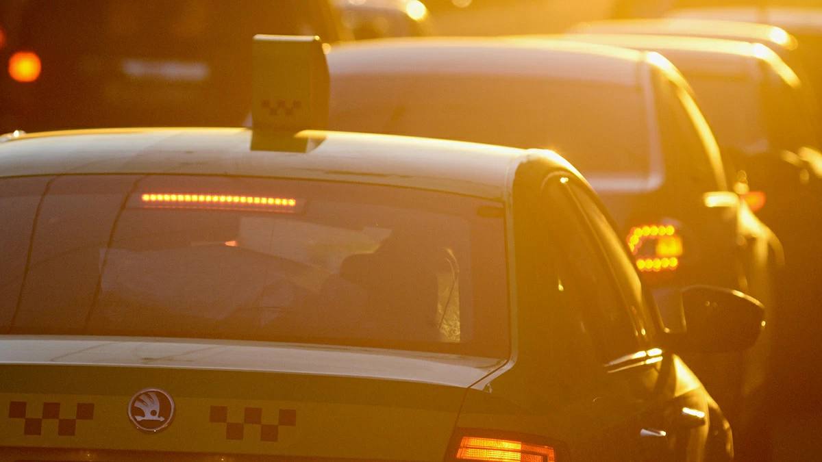 Таксистское лобби просит опубликовать итоговый перечень разрешенных машин В этом вопросе пока нет ясности и часть таксопарков поставила на паузу закупки автомобилей     www vedomosti ru business articles 2026 02 05 1174123 taksistskoe lobbi prosit opublikovat itogovii perechen razreshennih mashin Фото ТАСС